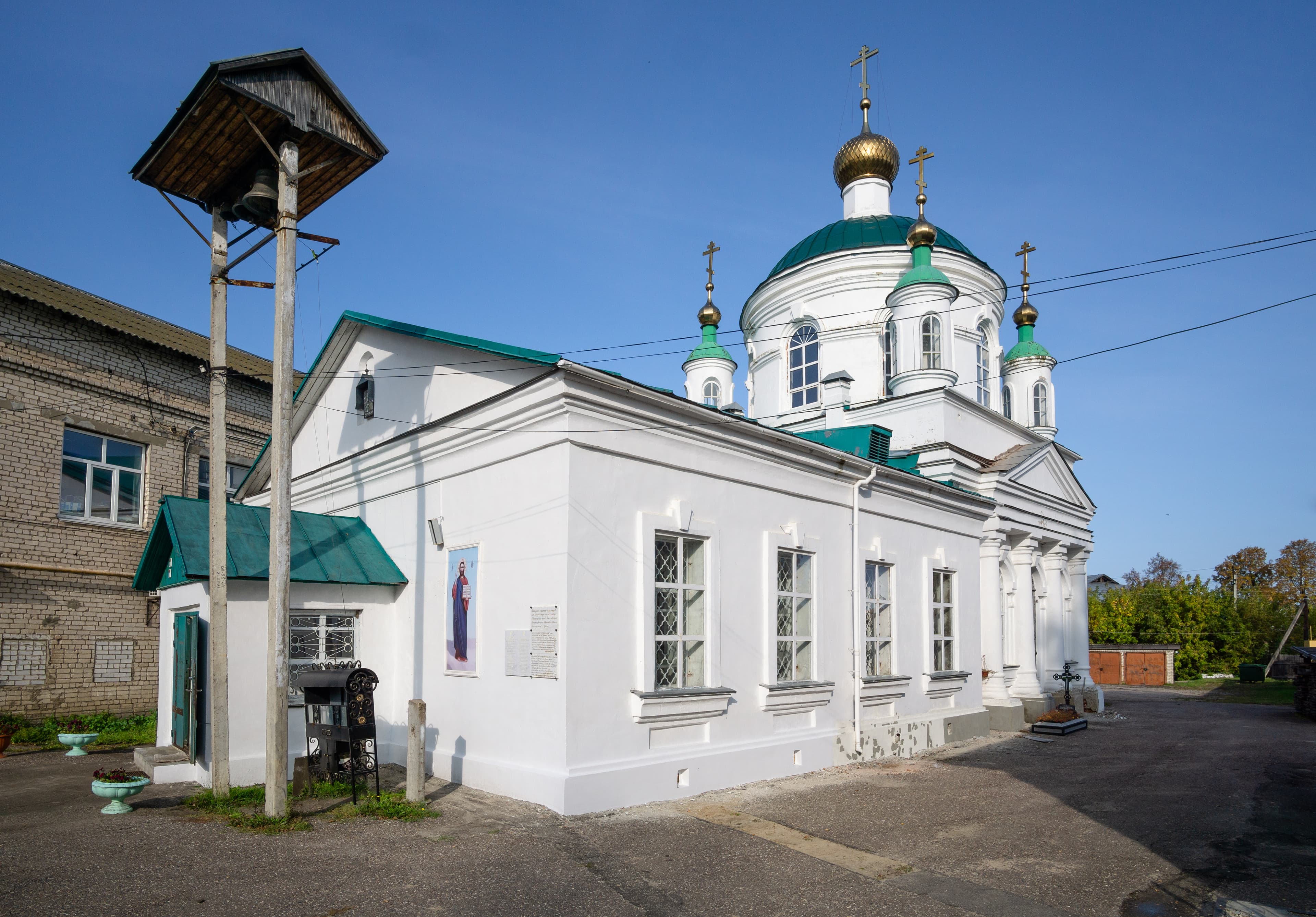Church of the Three Holy Hierarchs, Uren