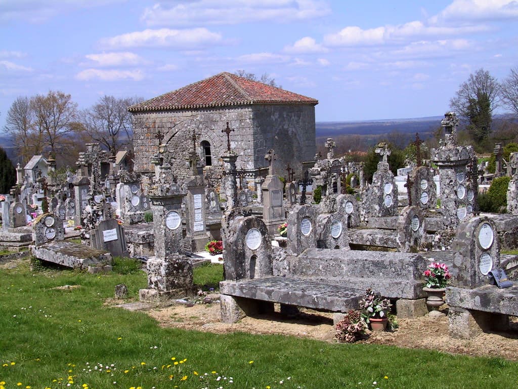 Chapelle des morts de Montrol-Sénard