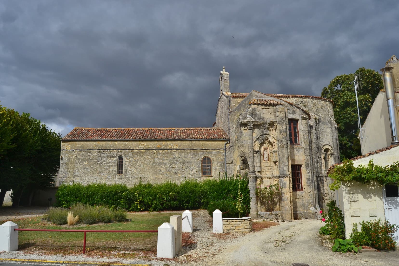 Église Saint-Laurent de Bouhet