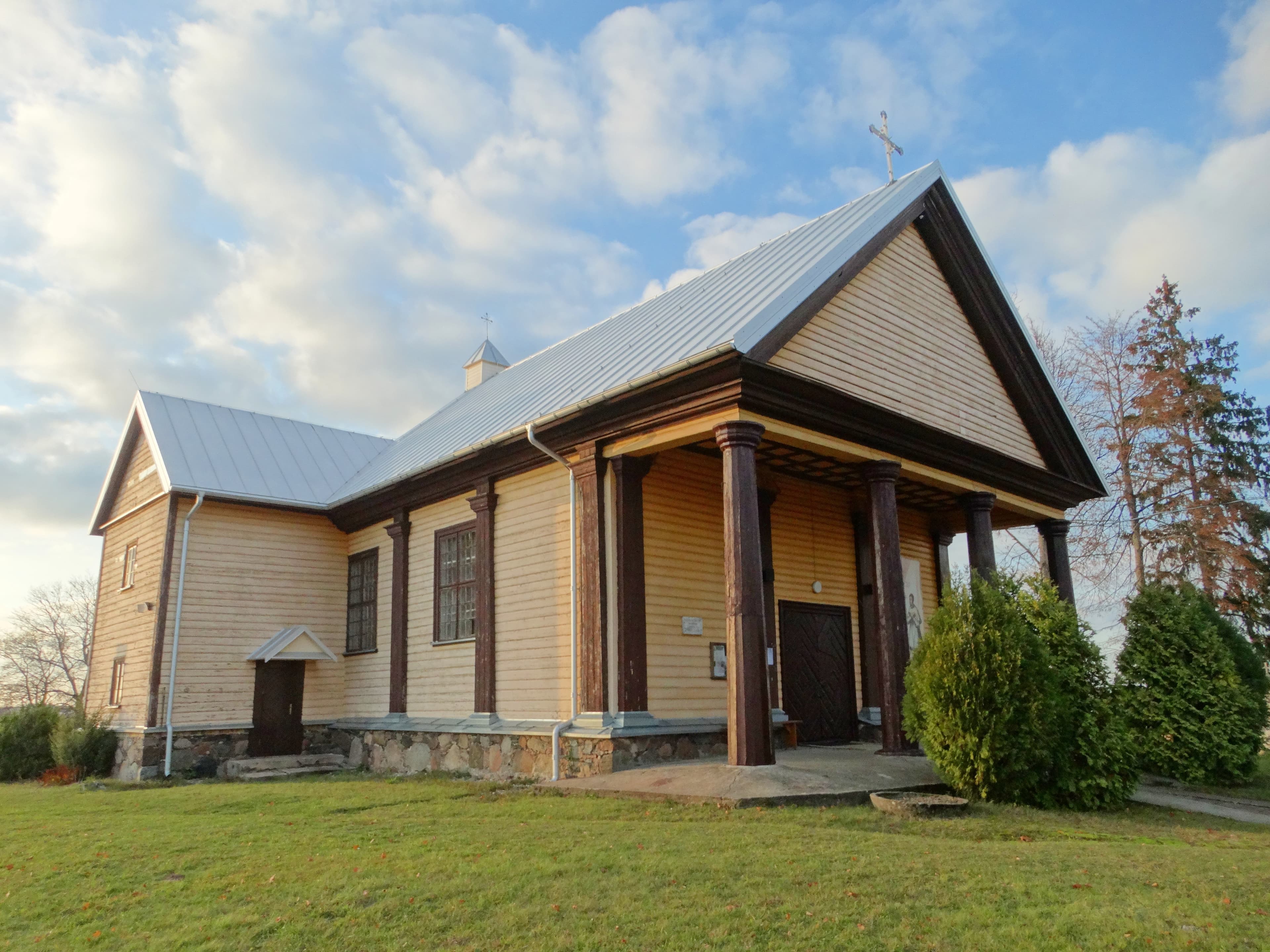 Church of the Holy Trinity, Alovė