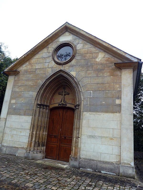 église d'Hubert Charpentier, crypte et pierre tombale du mont Valérien