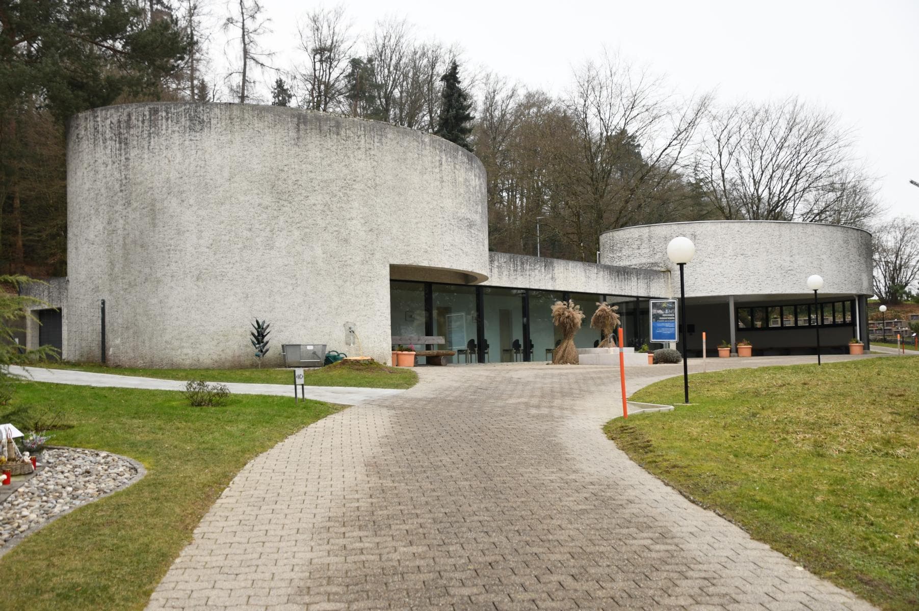 Abdication Hall (1977)