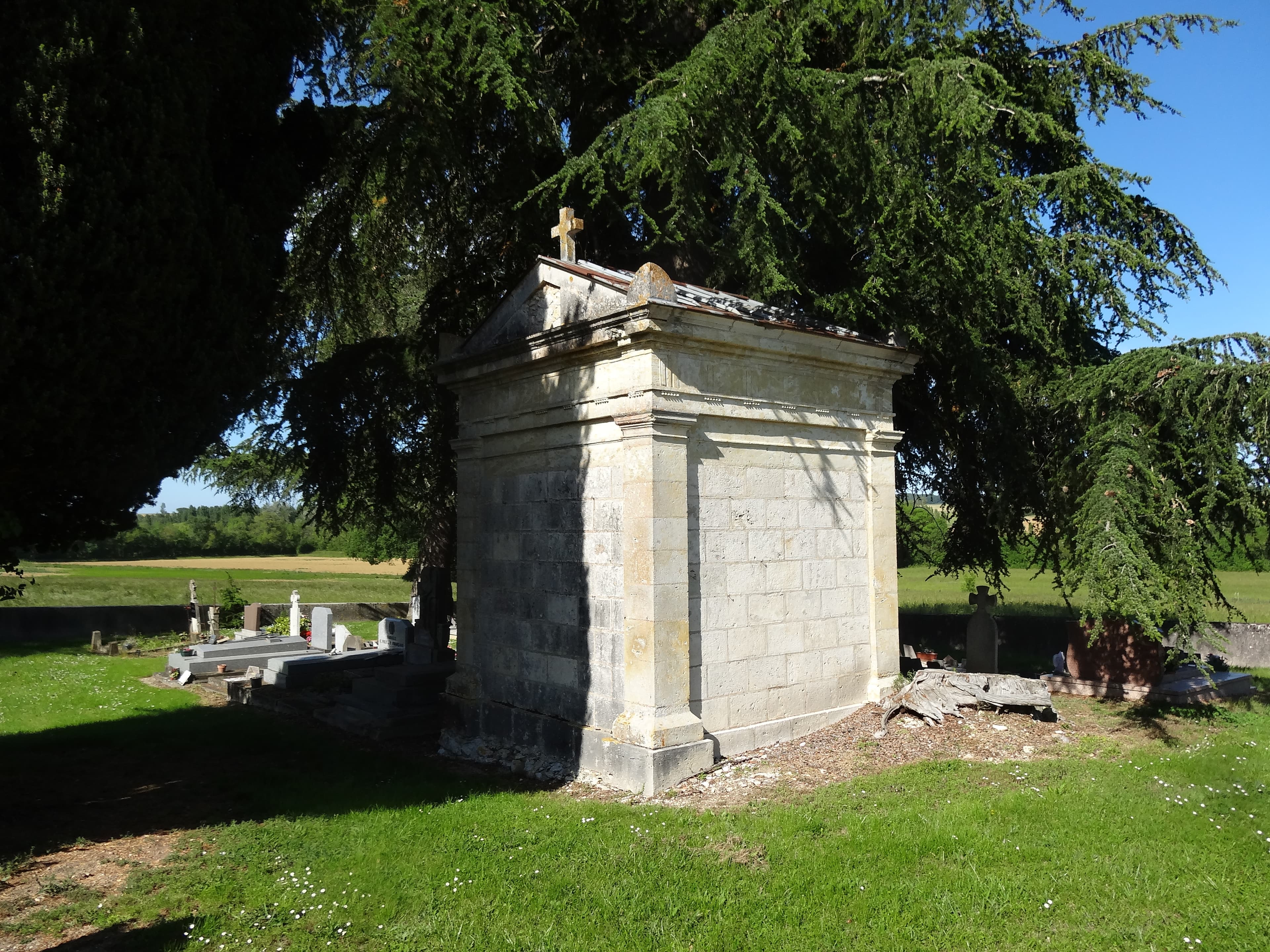 Chapelle du cimetière d'Ayguetinte