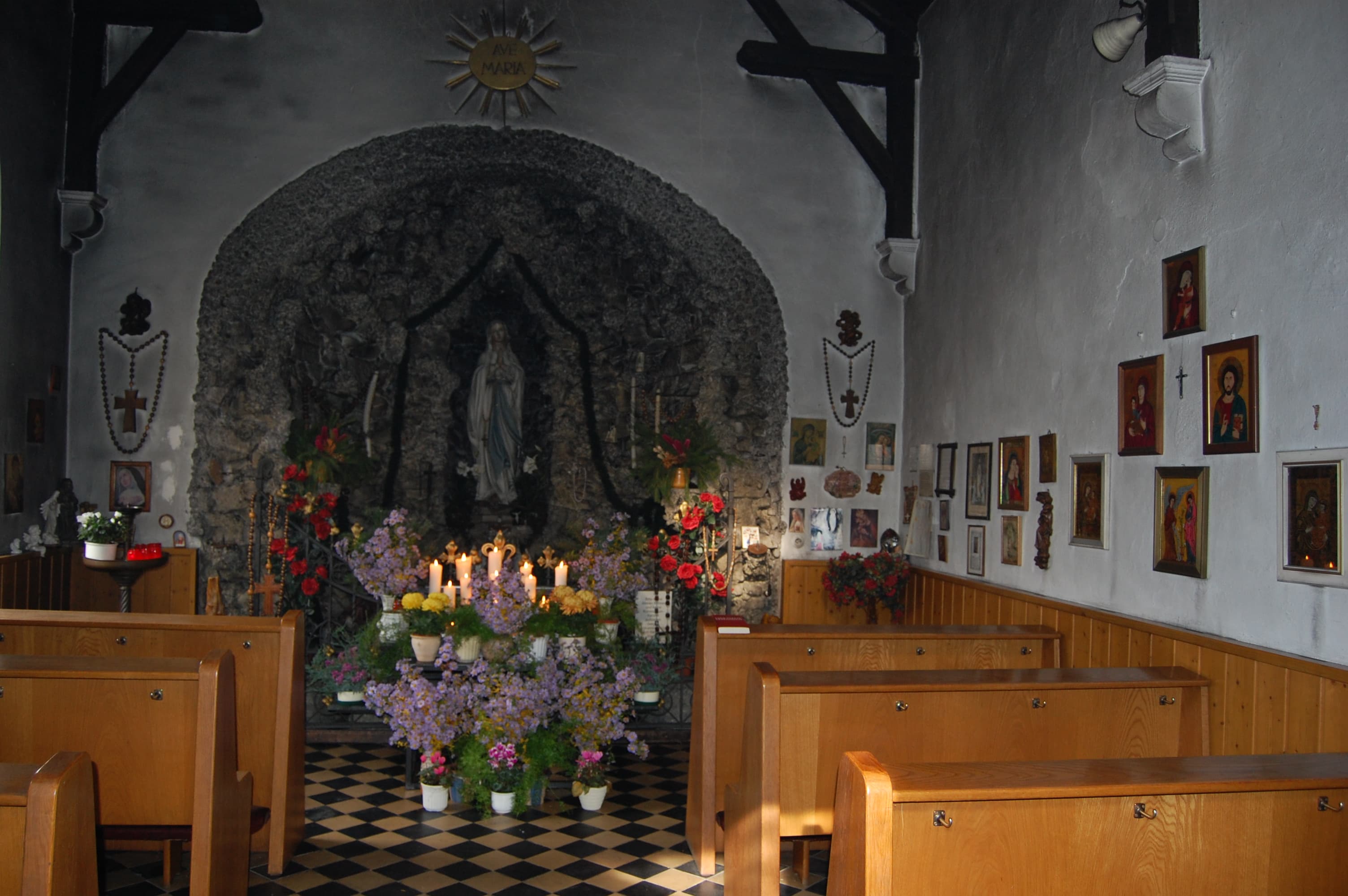 Kapelle mit Lourdesgrotte