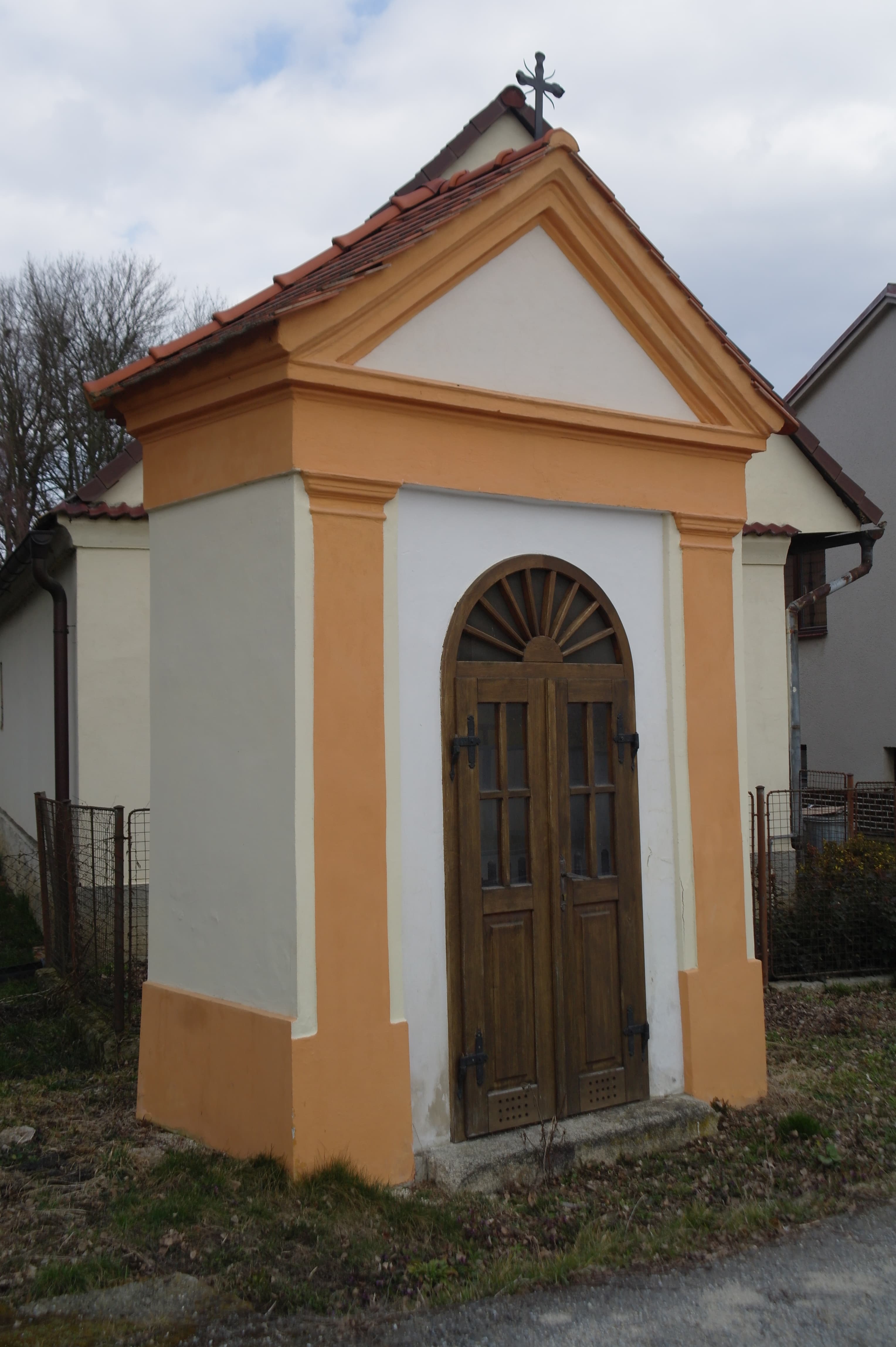 Výklenková kaplička v Břilicích u potoka