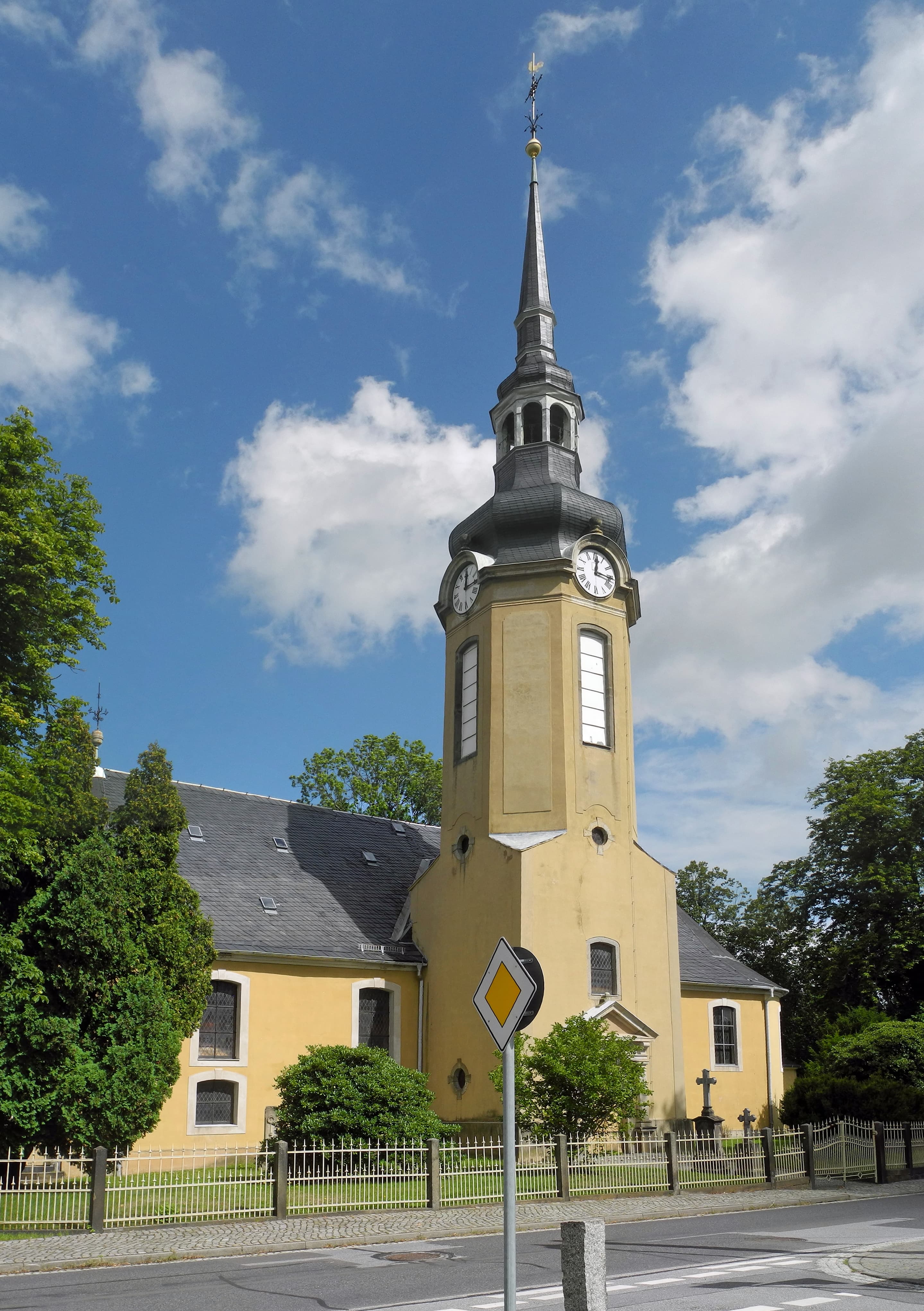 Kirche und Kirchhof Burkau