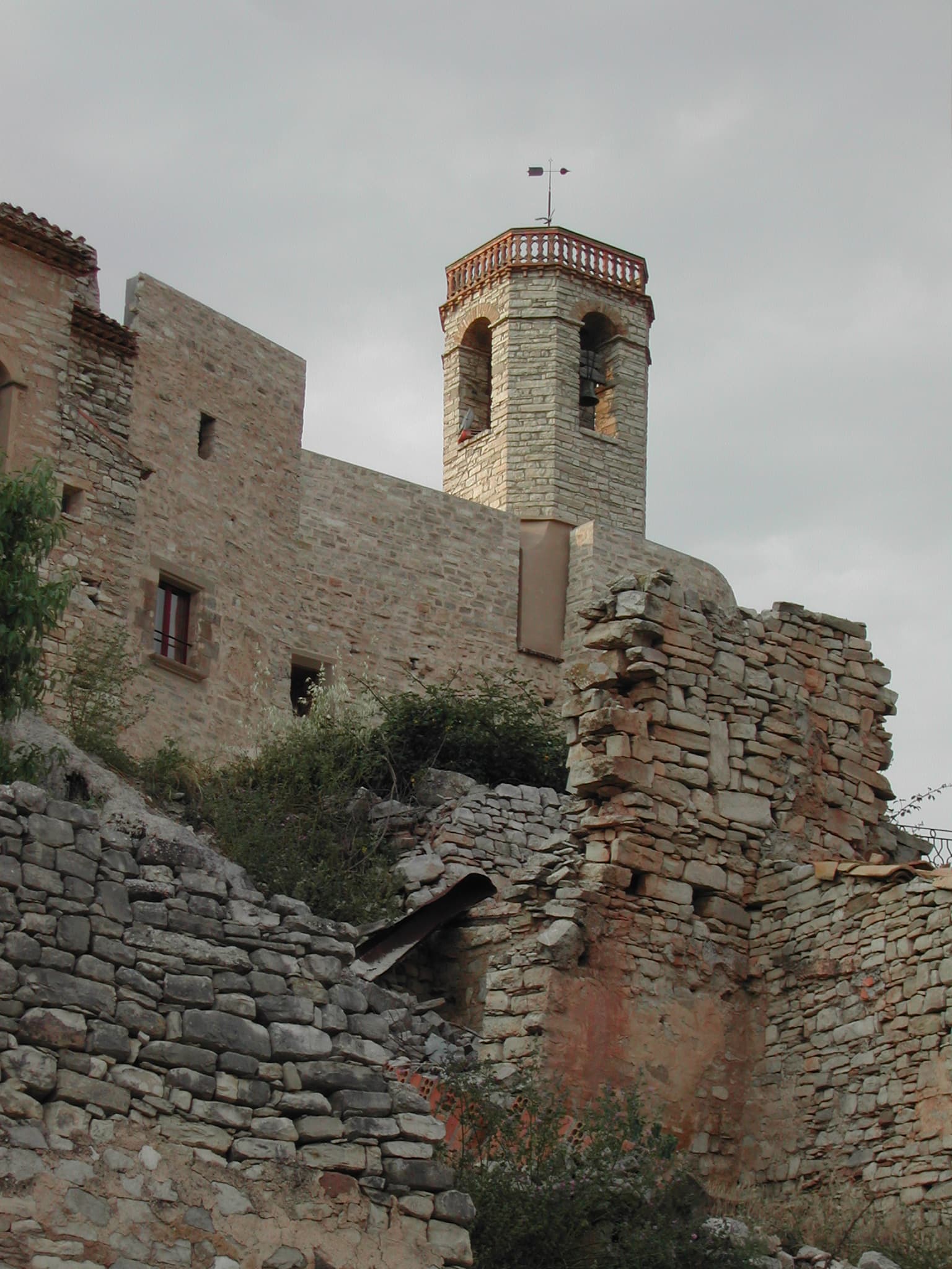 Sant Pere de Montfalcó Murallat