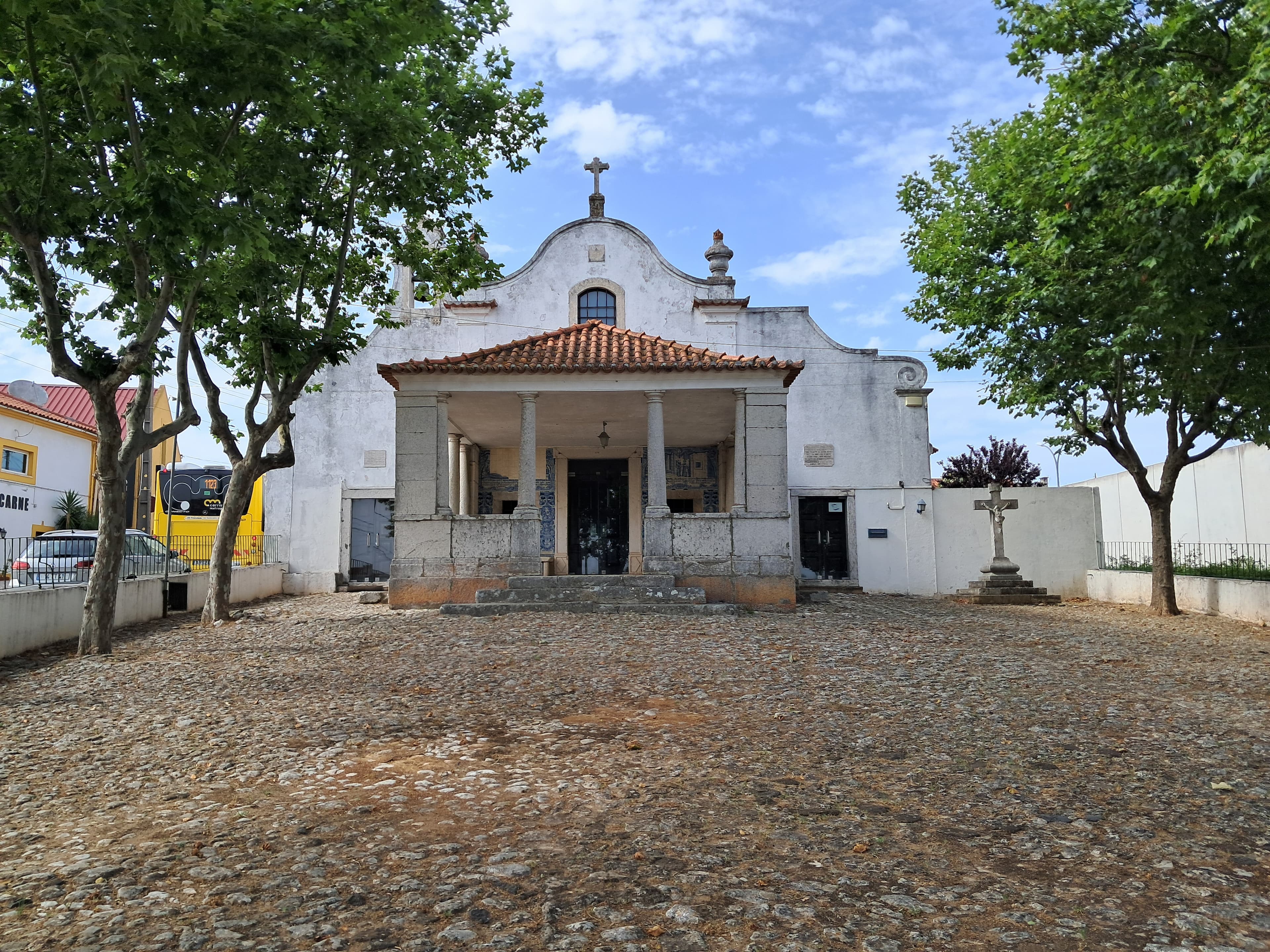 Capela de Nossa Senhora de Porto Salvo, incluindo o adro e cruzeiro