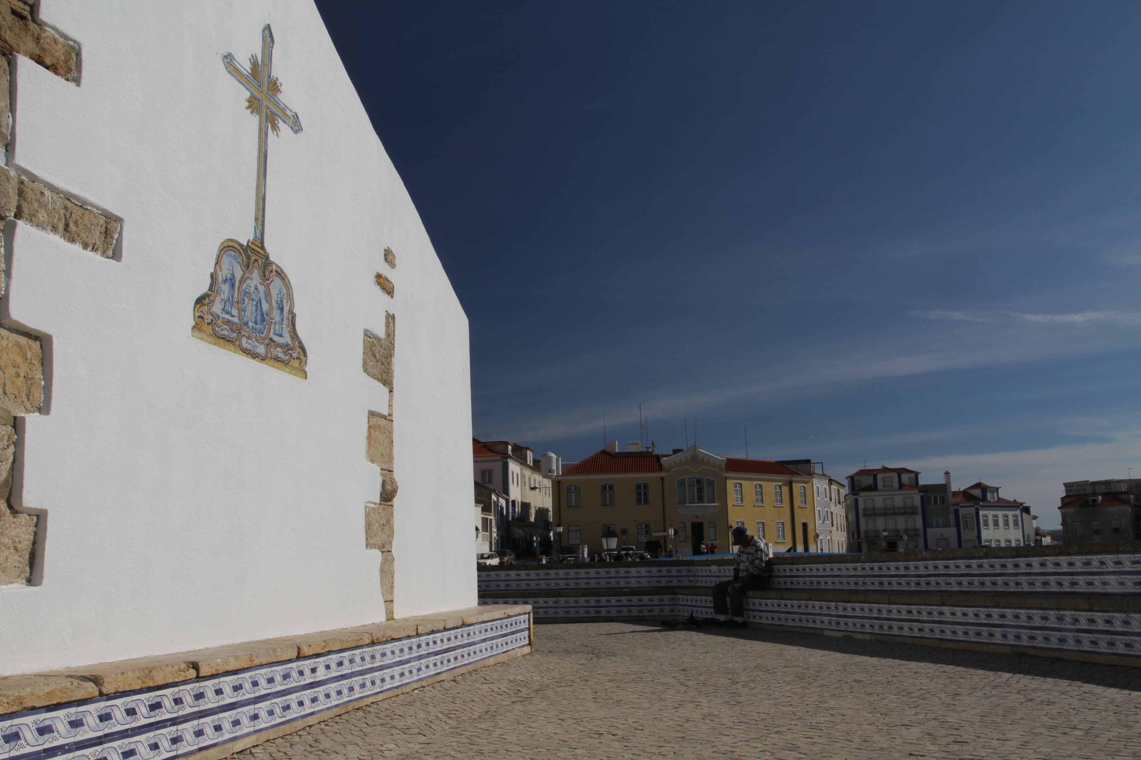 Capela de Santo António ou Capela de Nossa Senhora da Boa Viagem dos Homens do Mar, incluindo o património móvel integrado e o adro