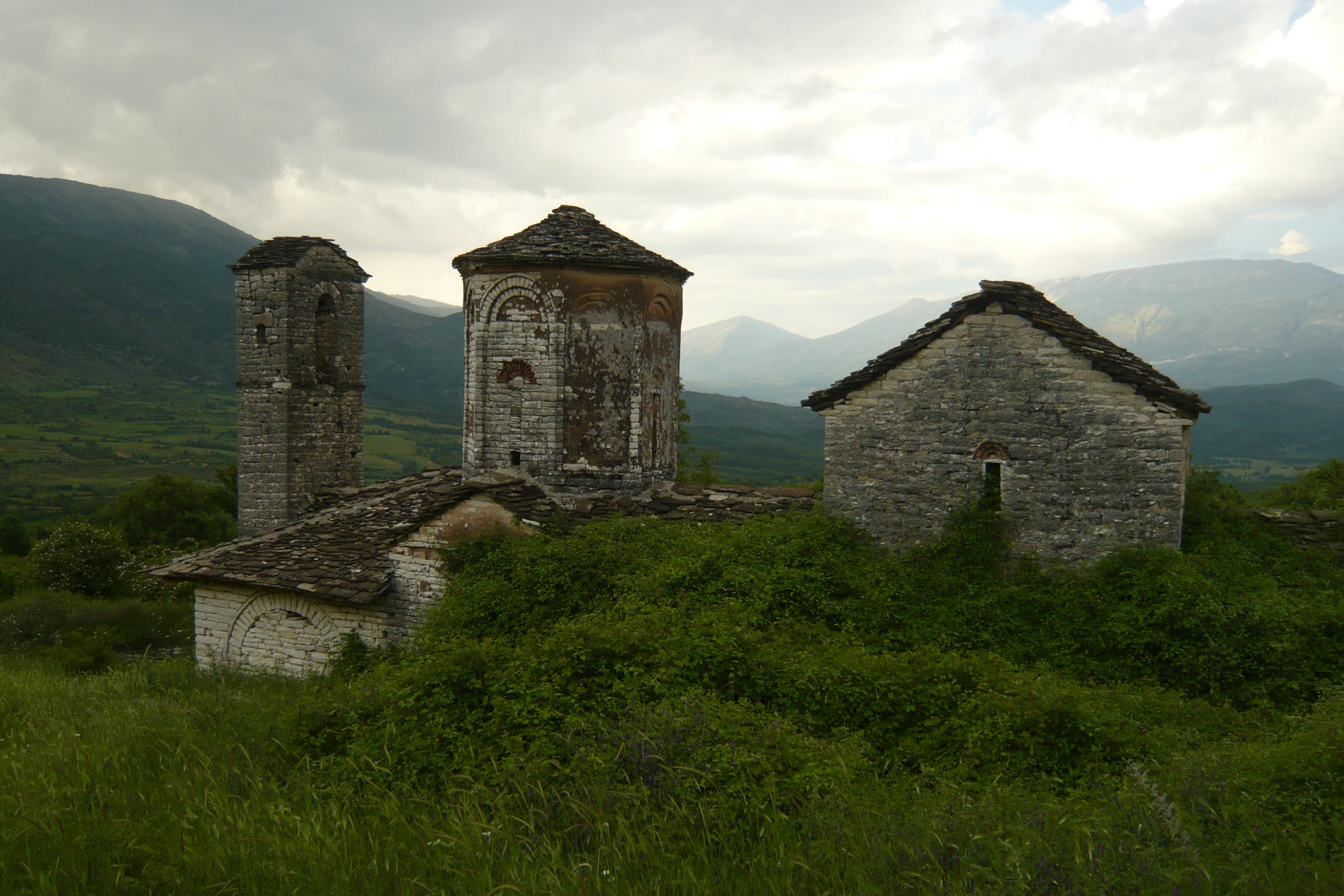 Holy Transfiguration Monastery Church, Çatistë