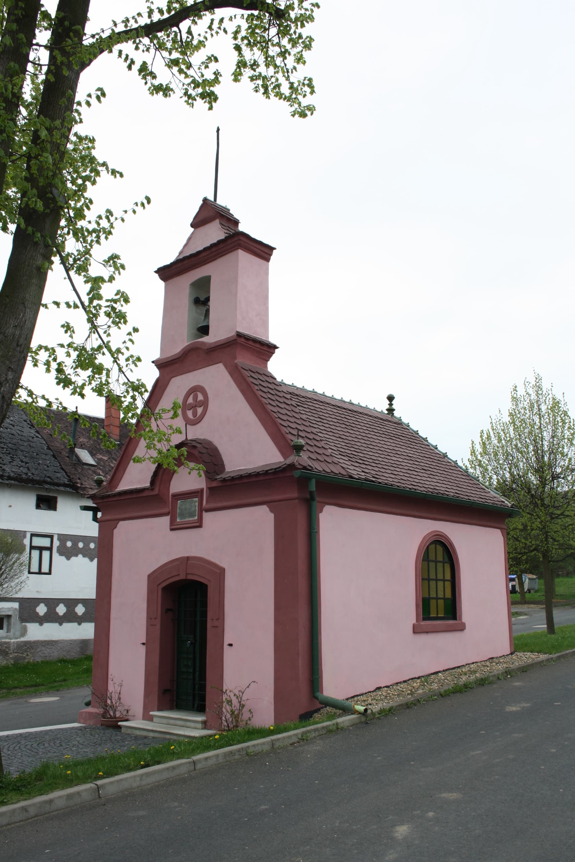 Village chapel in Chotiněves