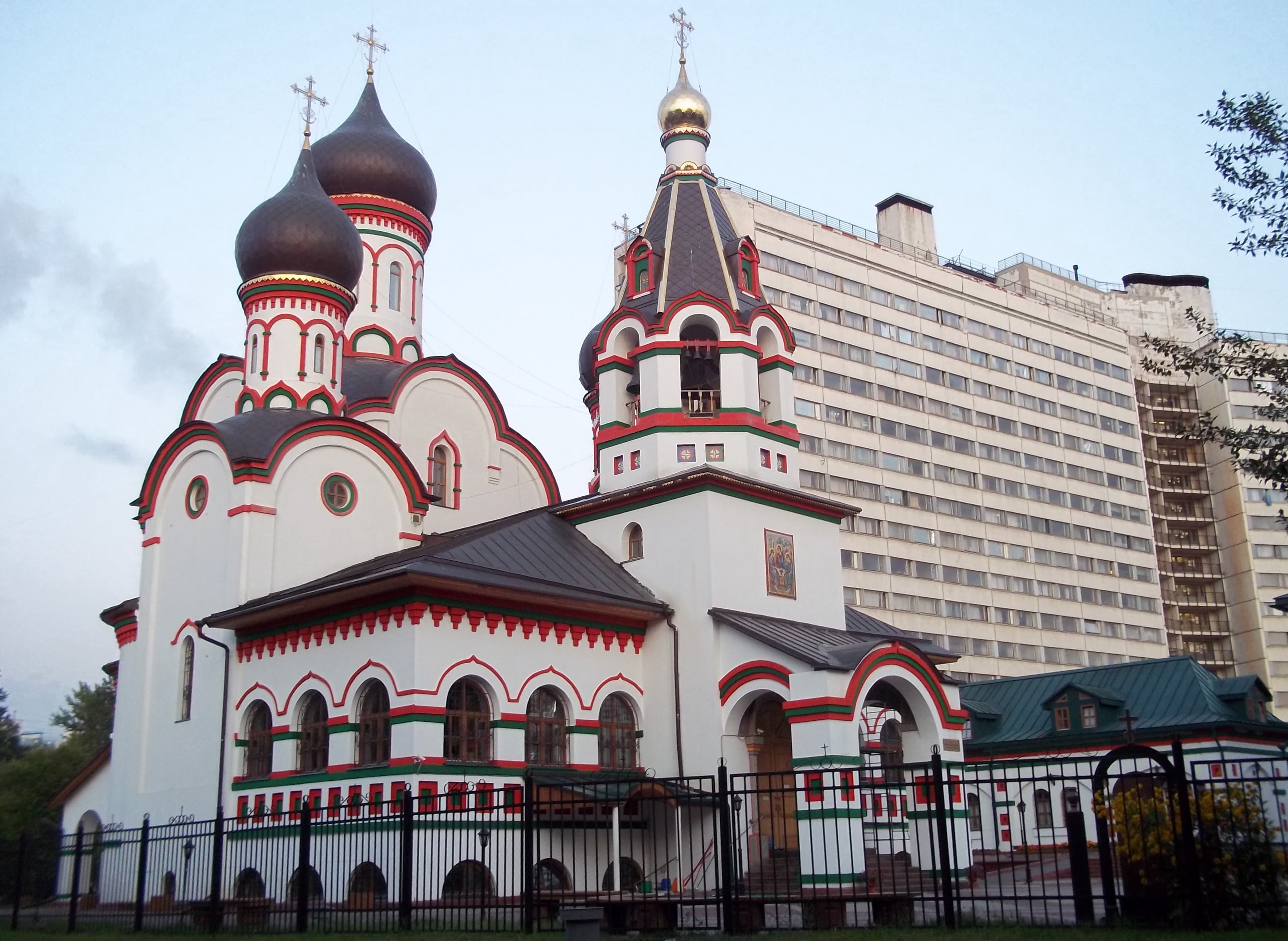 Holy Trinity Church in Stariye Cheryomushki