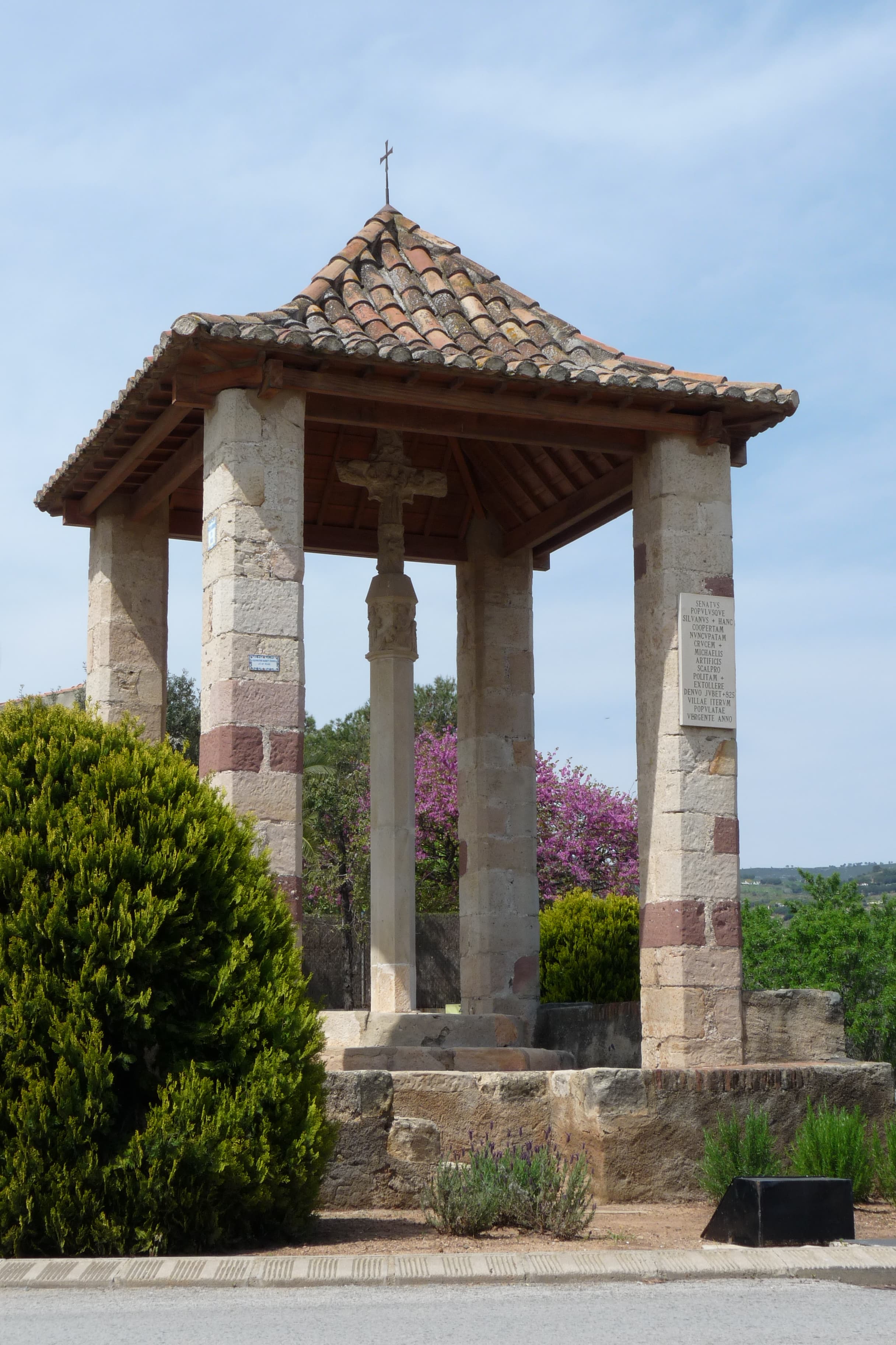 Creu de terme coberta