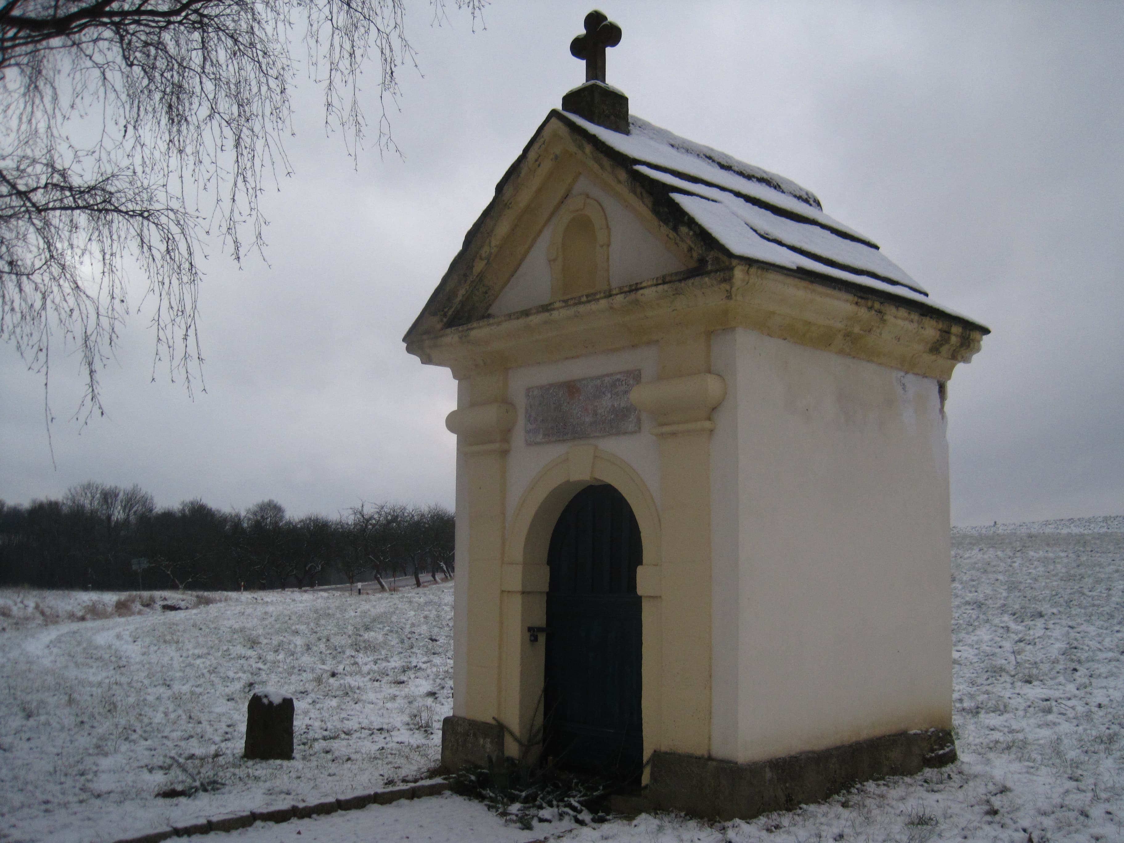 Domaslavice - kaplička s křížovým kamenem