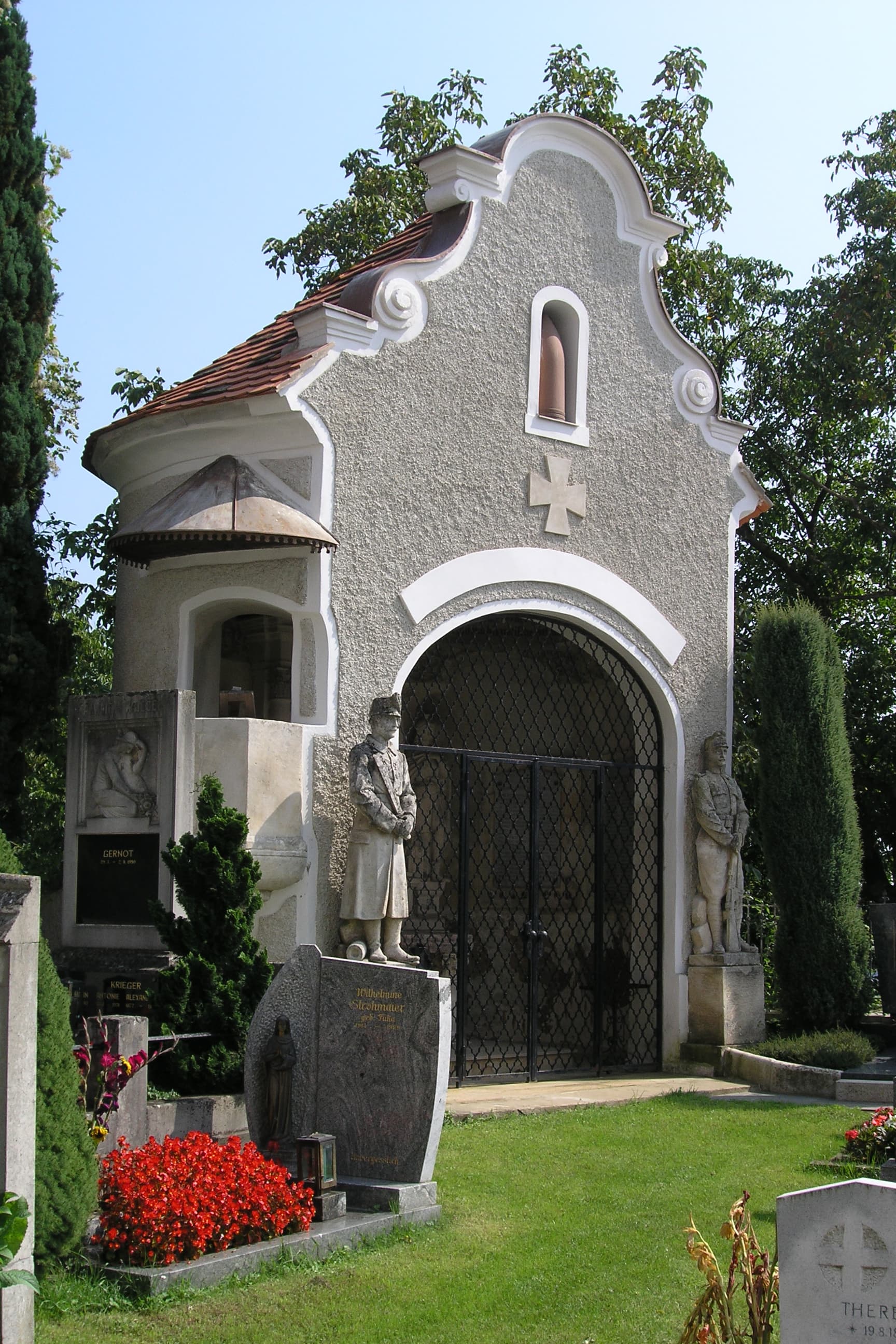 Friedhofskapelle hl. Antonius / Kriegerdenkmal