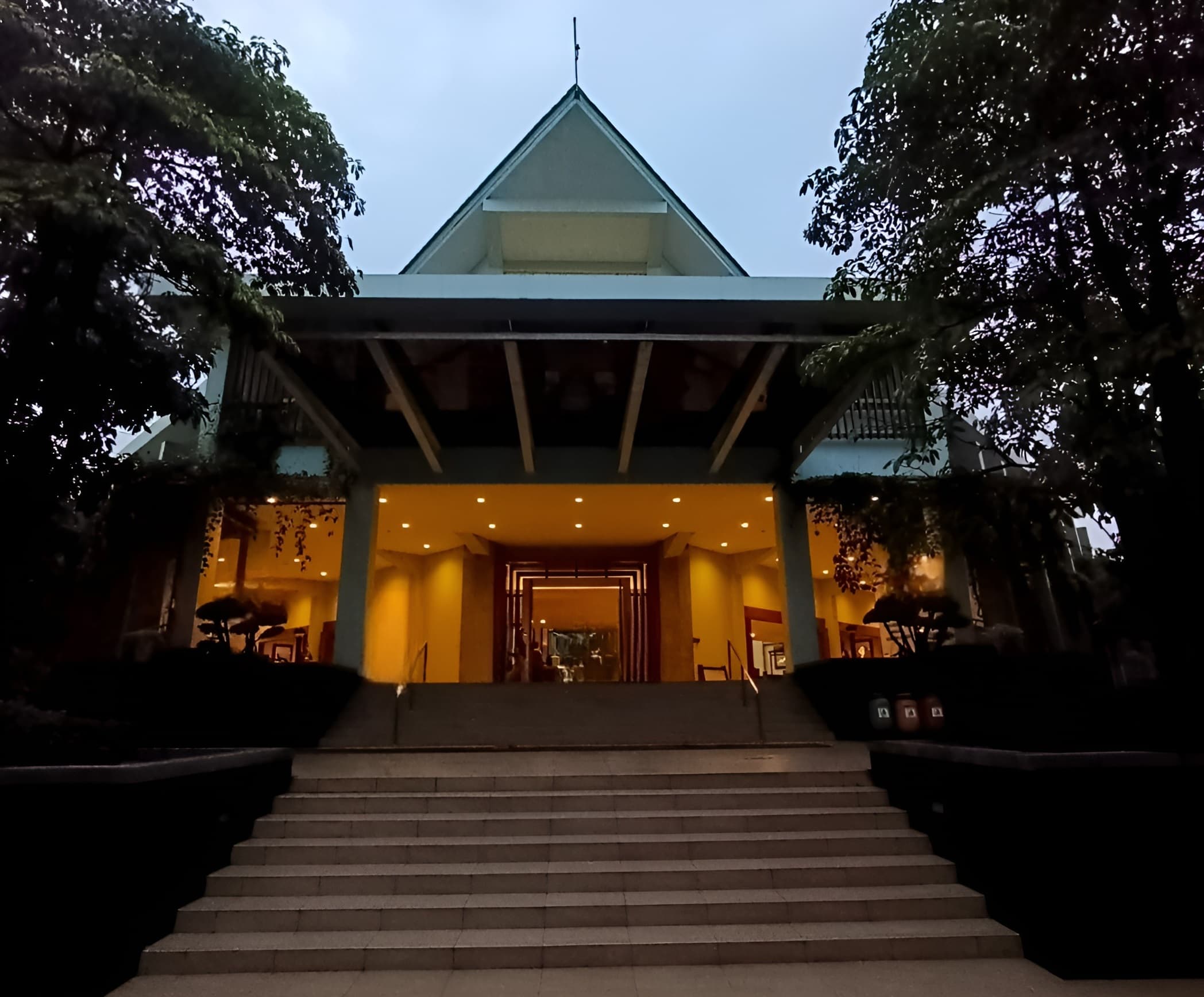 Saint Gabriel Church, Sumber Sari