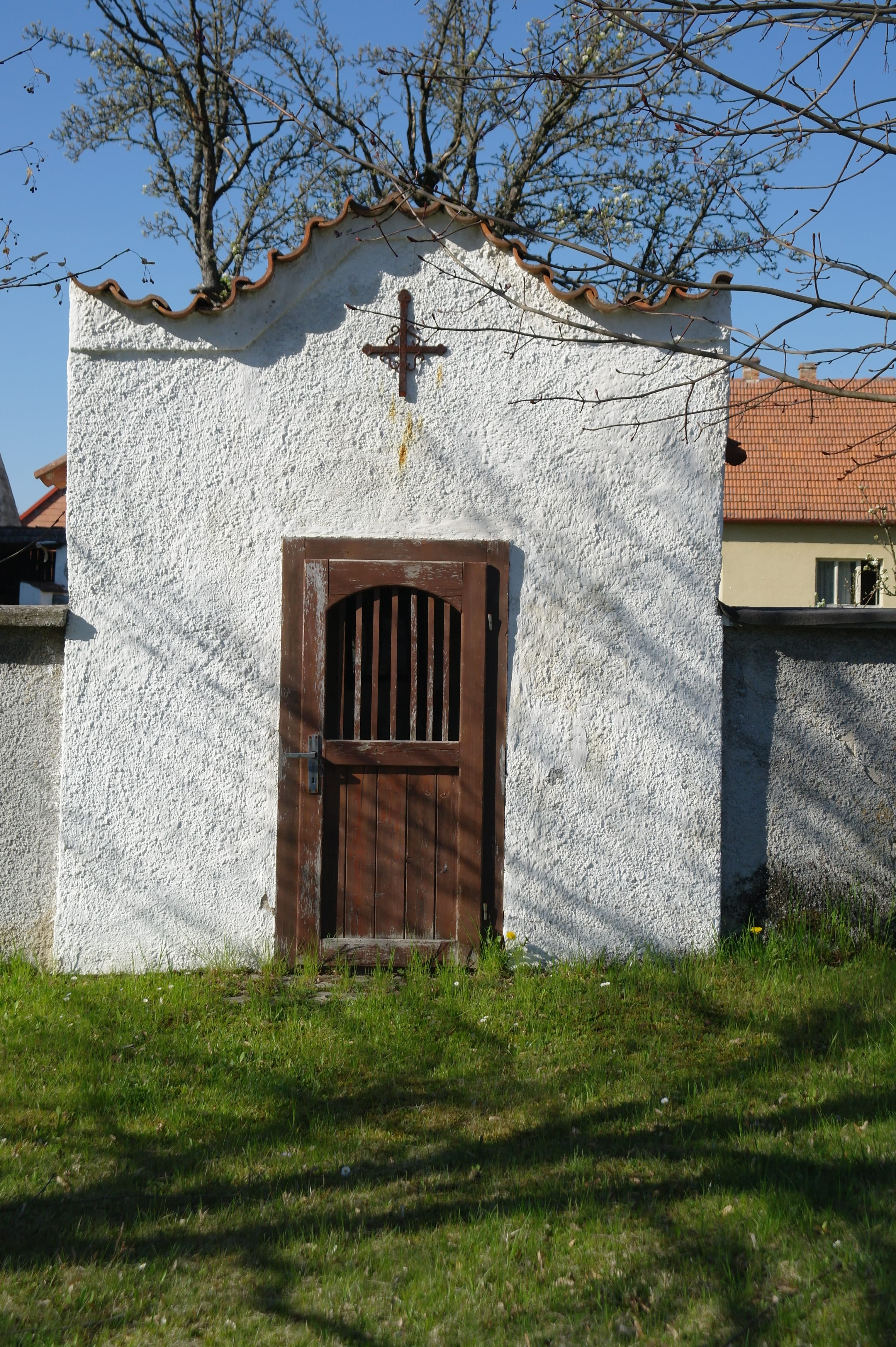 Výklenková kaplička v Haškovcově Lhotě u čp. 15