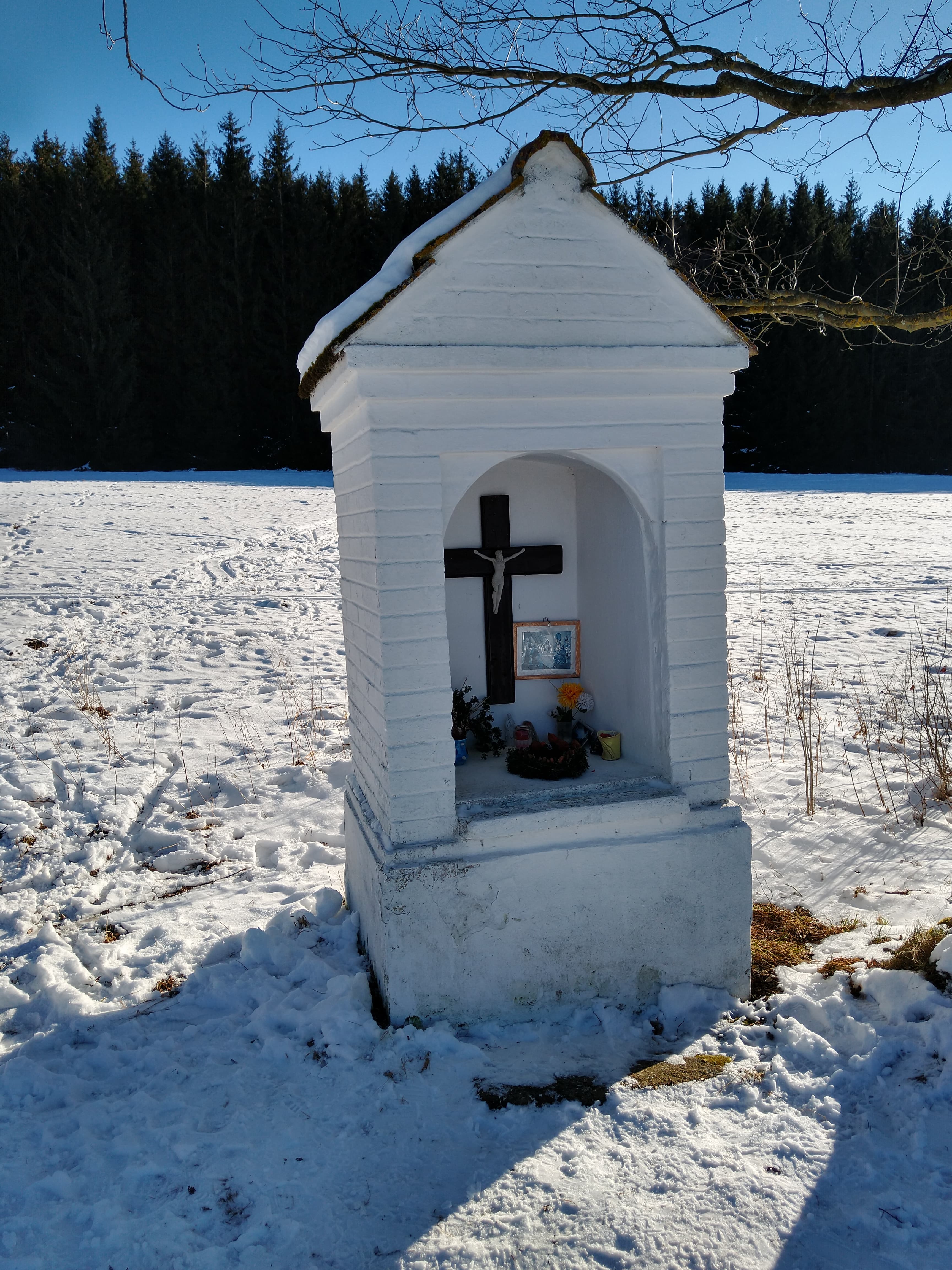 kaplička jižně od vsi