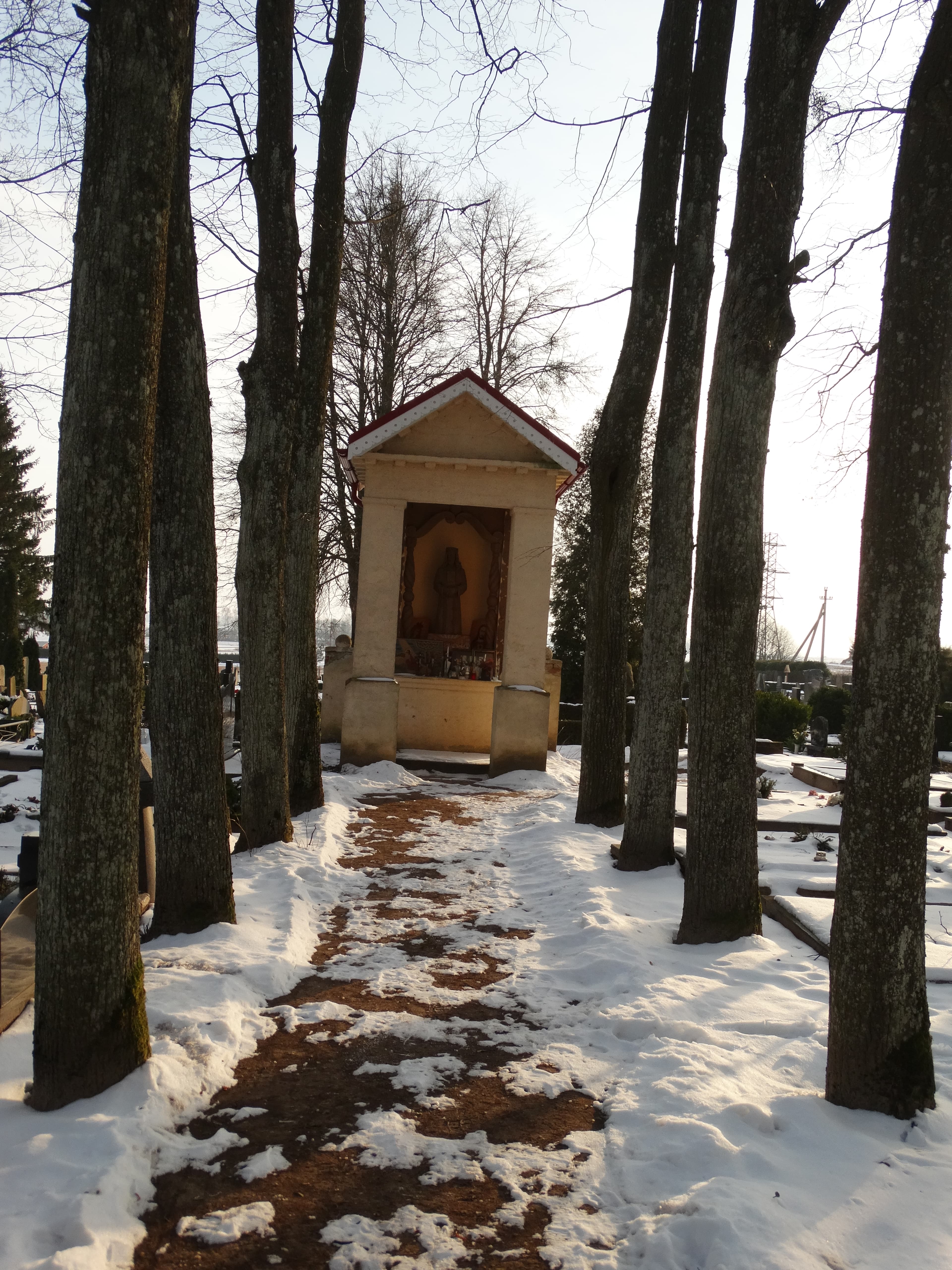 Išlaužas cemetery chapel