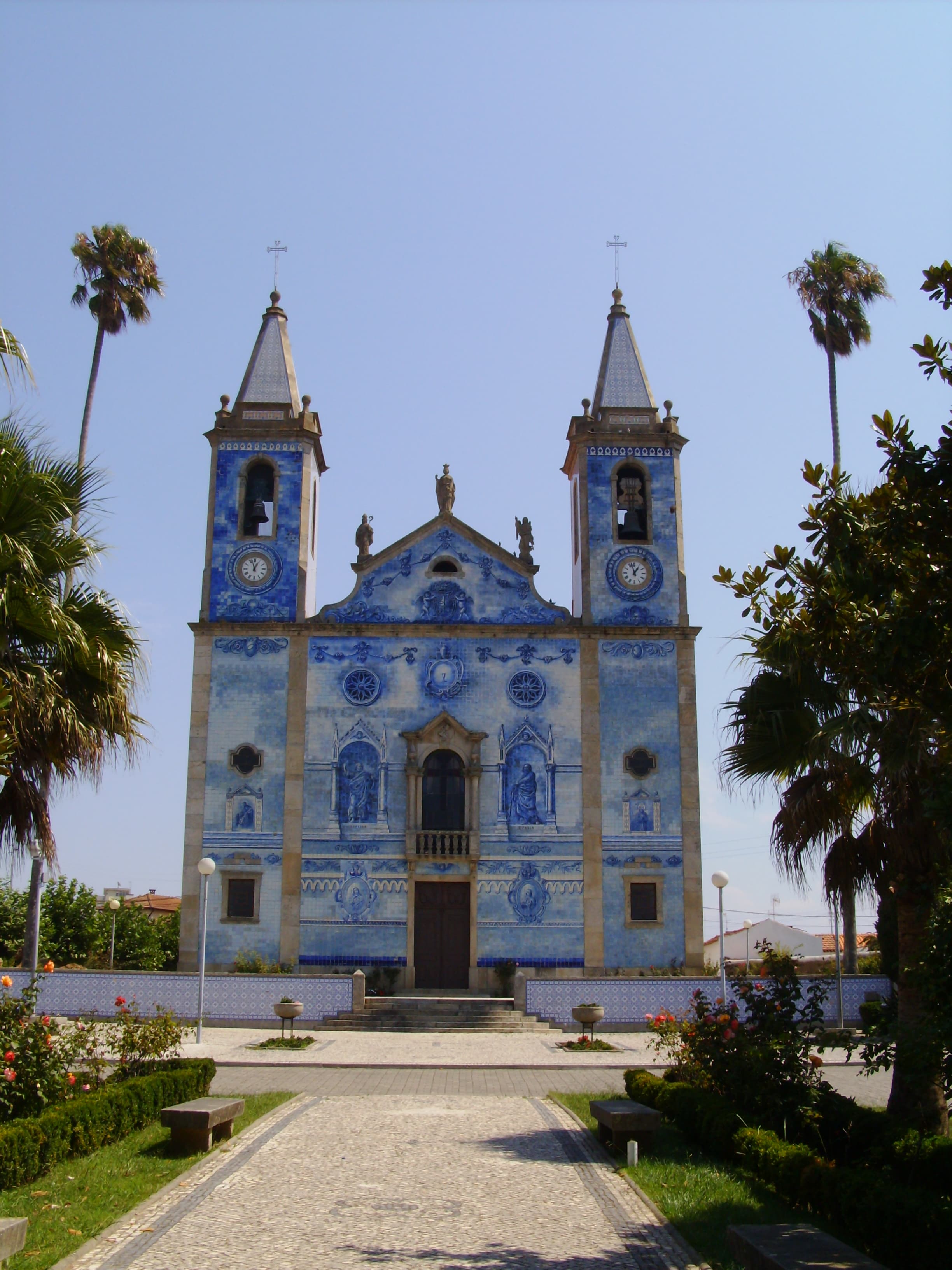 Igreja de Santa Marinha, matriz de Cortegaça, e Jazigos do "Cemitério Velho"