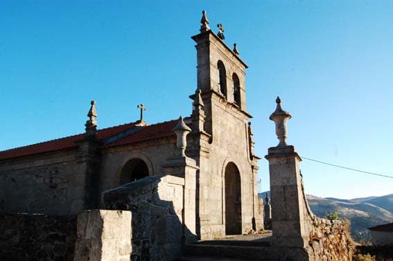 Igreja paroquial, adro e cemitério de Meijinhos