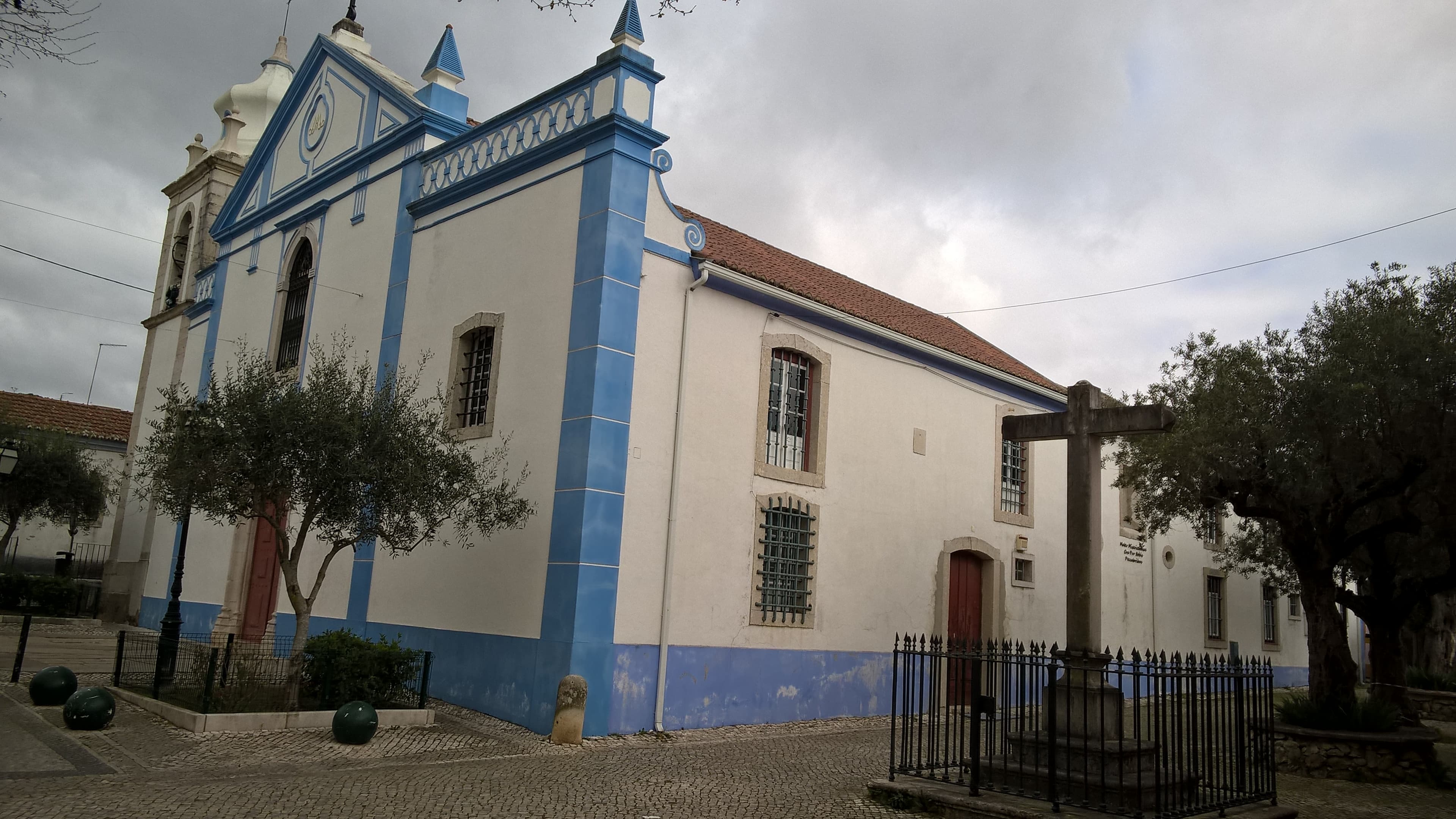 Igreja de Nossa Senhora da Misericórdia, matriz de Belas, incluindo o património móvel integrado e o adro