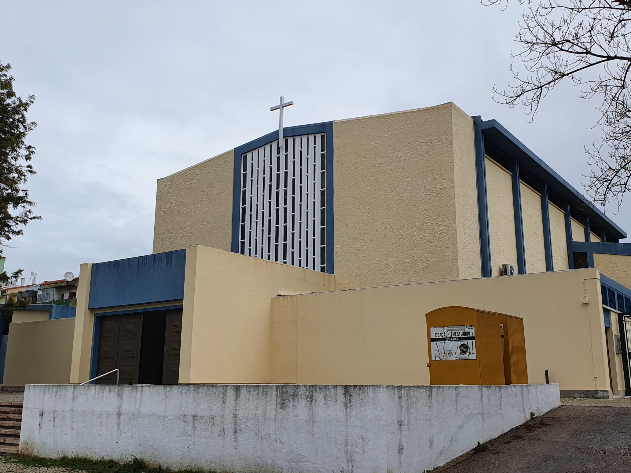 Igreja de Santa Maria, adro envolvente e antigo edifício dos serviços paroquiais