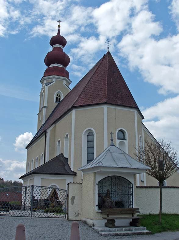 Filialkirche Mariae Himmelfahrt in Irrsdorf