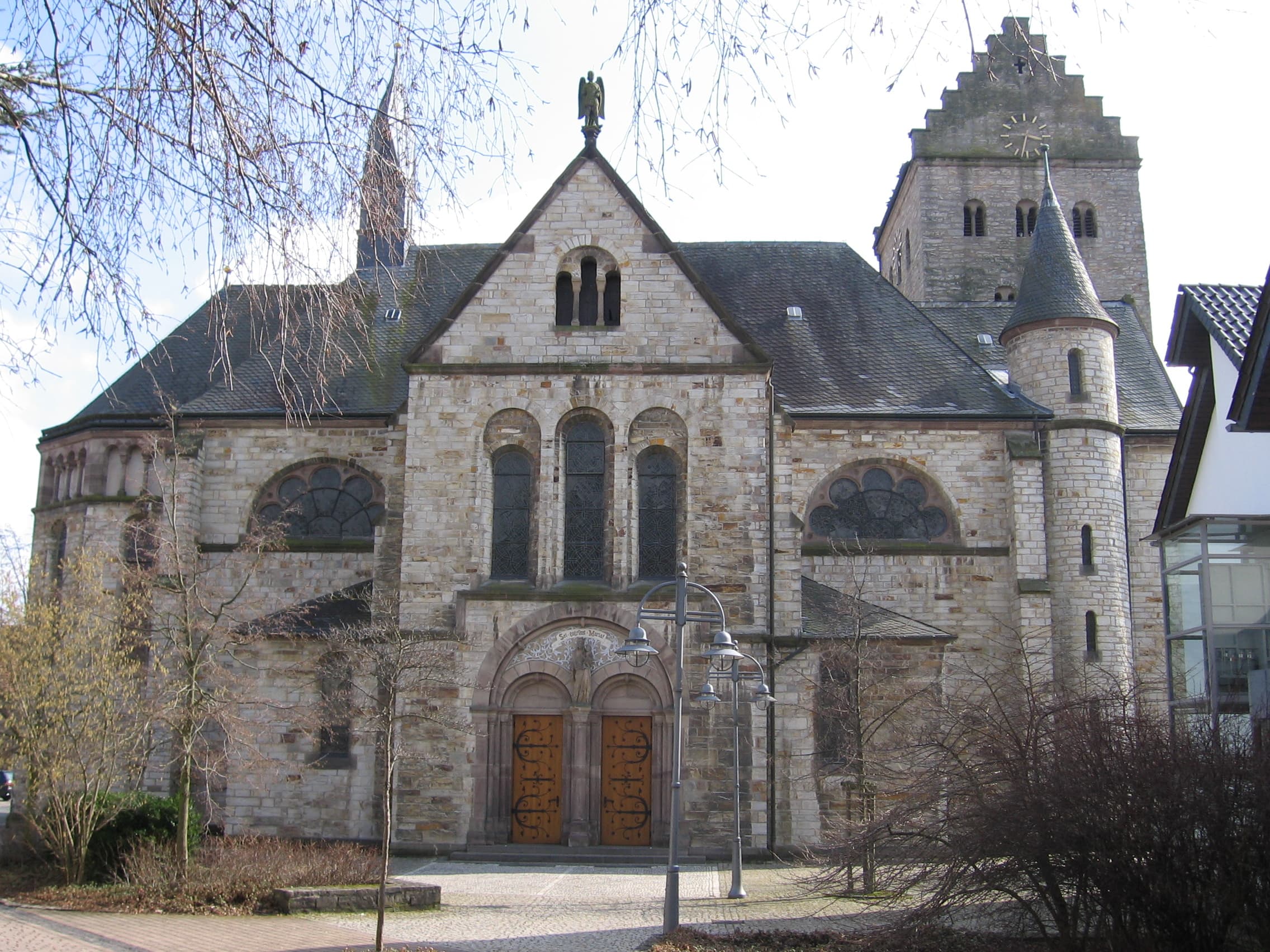 St. Michael, Kirchborchen