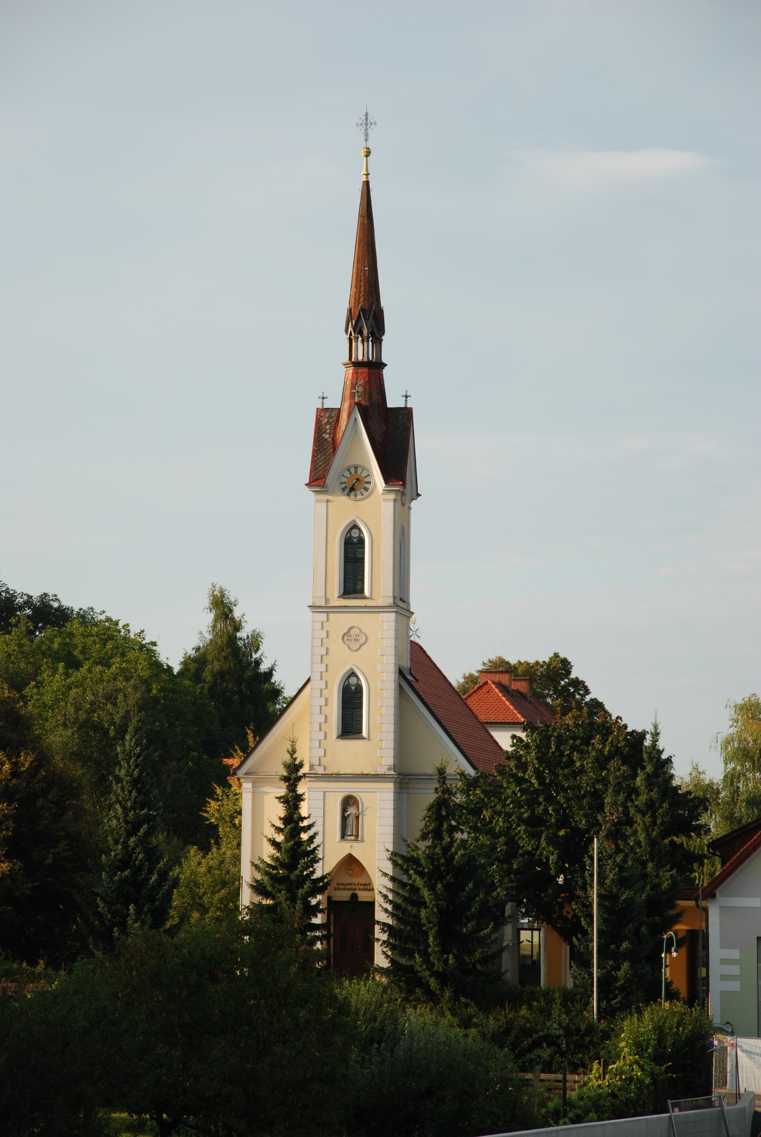 Kath. Filialkirche, Hl. Dreifaltigkeit