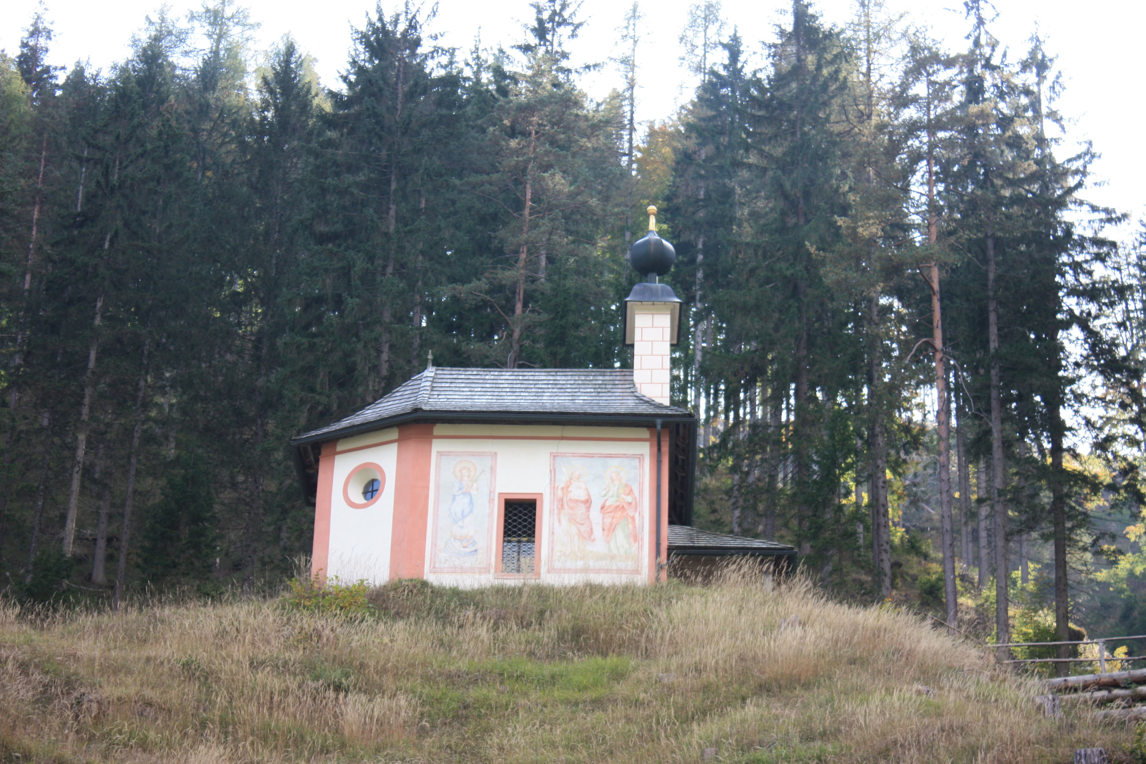 Kreuzwegkapelle hl. Johannes, Kreuzen