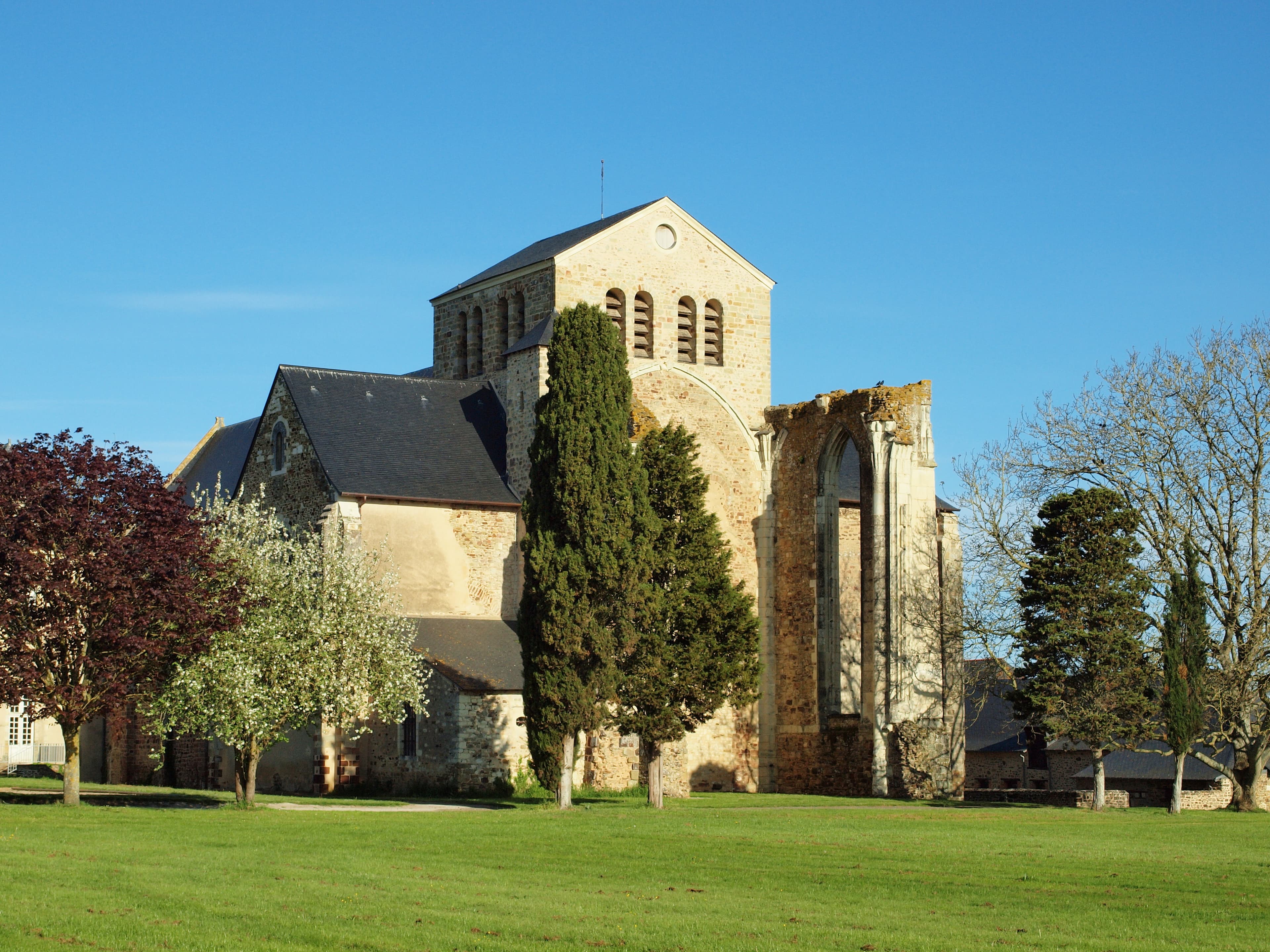 Abbatiale Notre-Dame-et-Saint-Jean-l'Évangéliste de La Roë