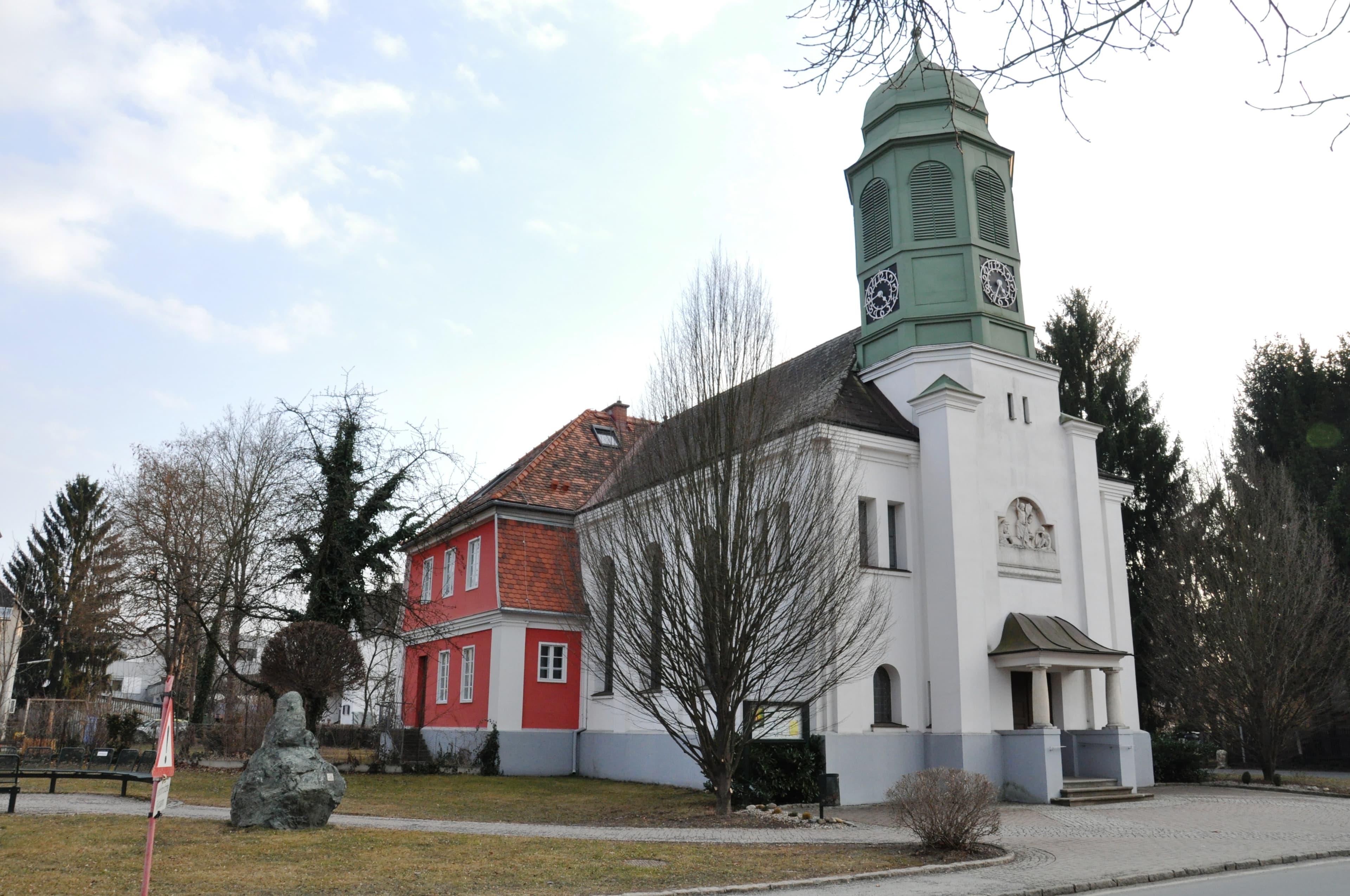 Evang. Pfarrkirche A.B. mit Pfarrhaus