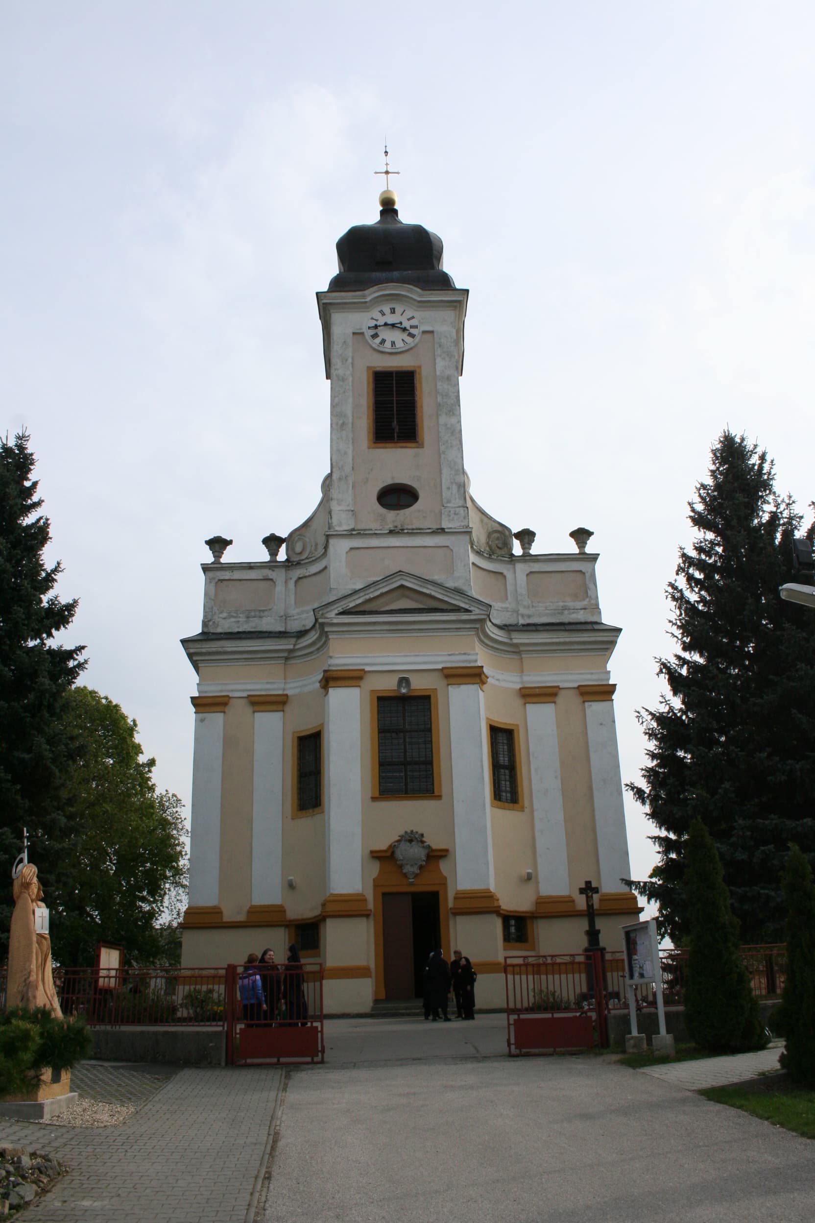 Seven Sorrows of Mary church, Maňa