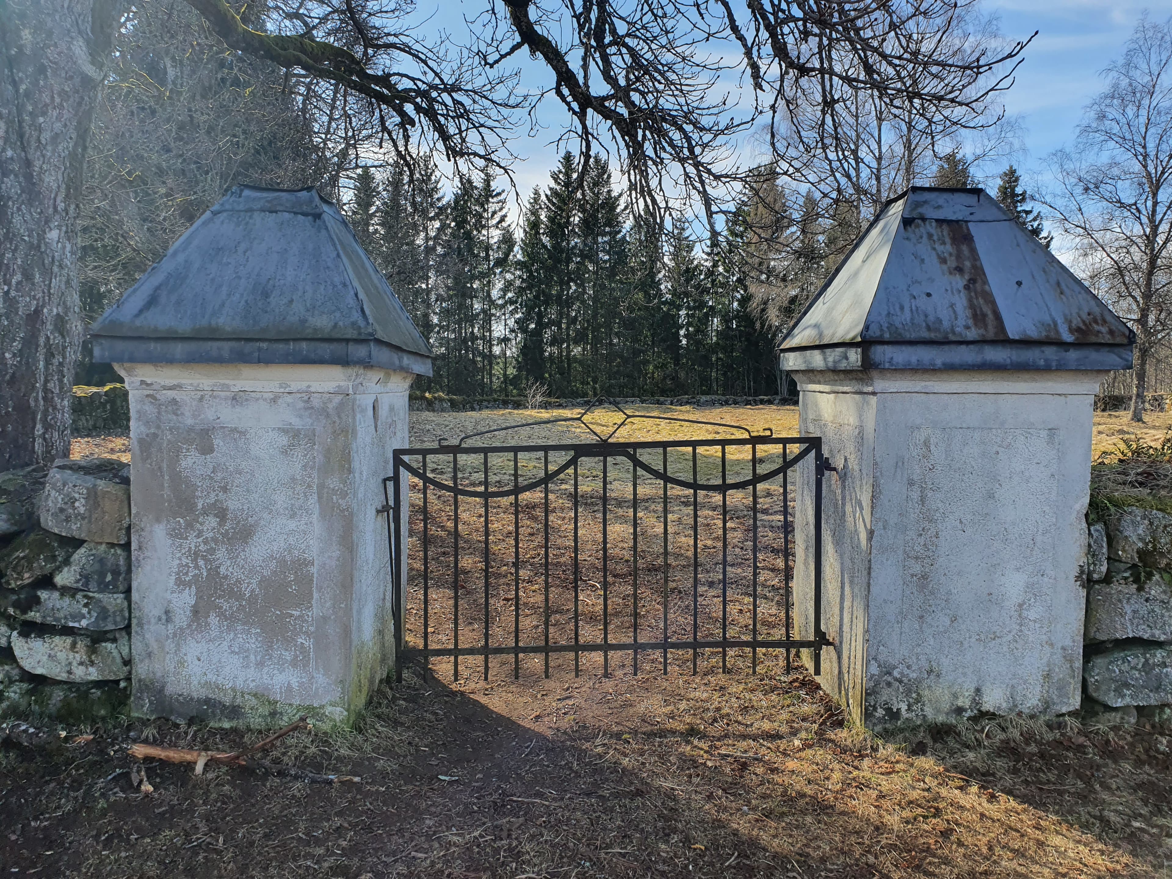 Månsarp former churchyard