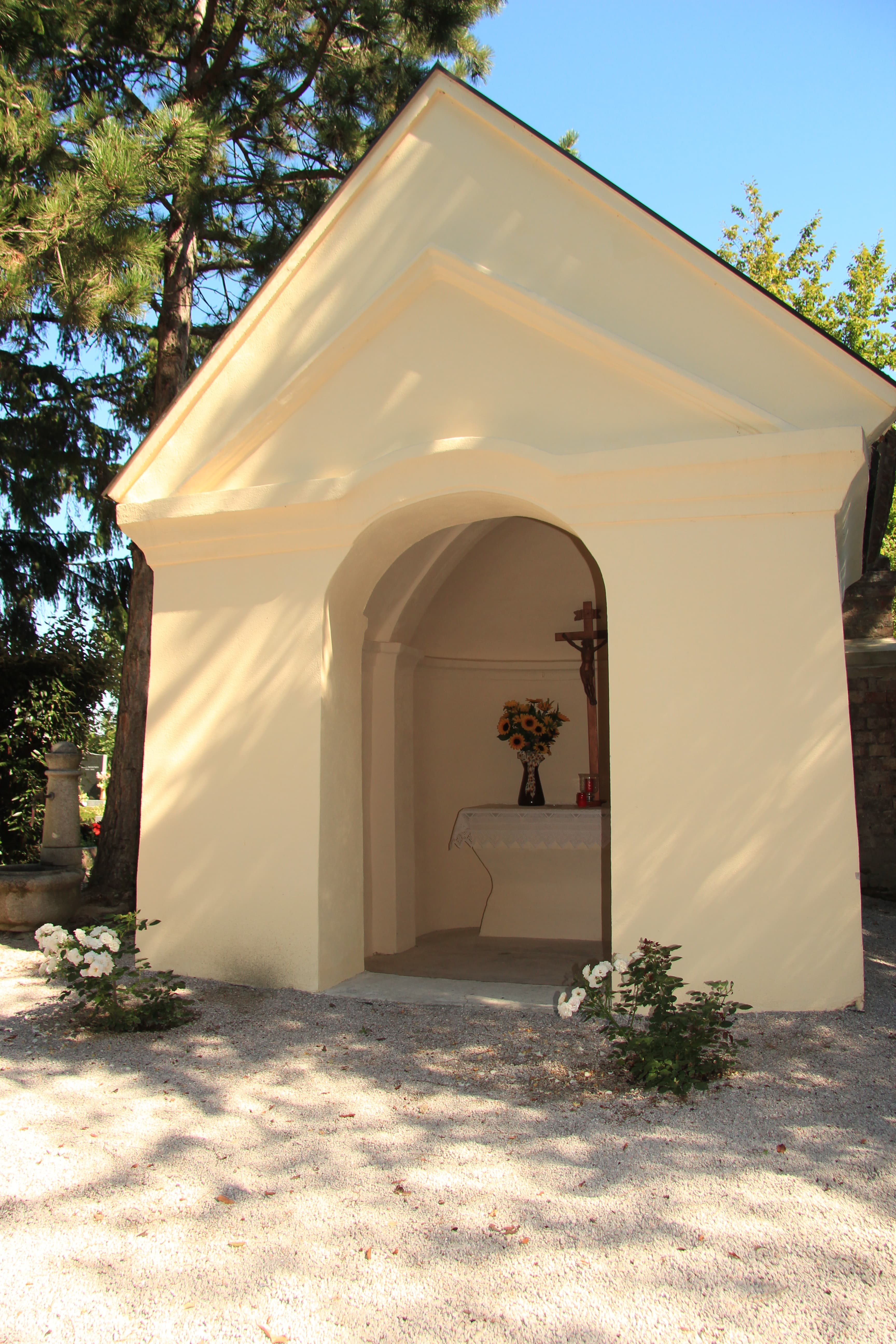 cemetery chapel and portal in Münchendorf