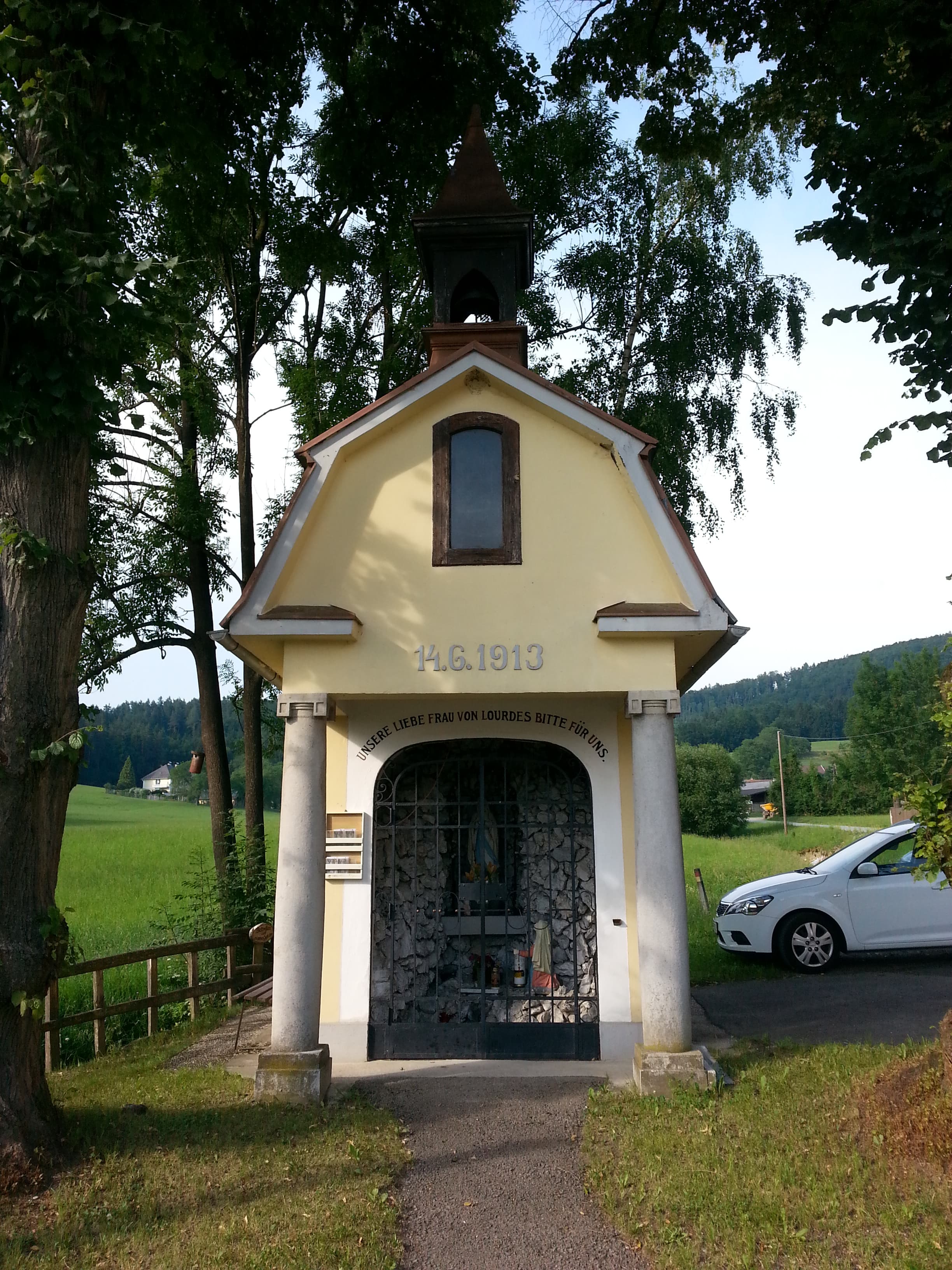 Lourdes-Kapelle, Dult