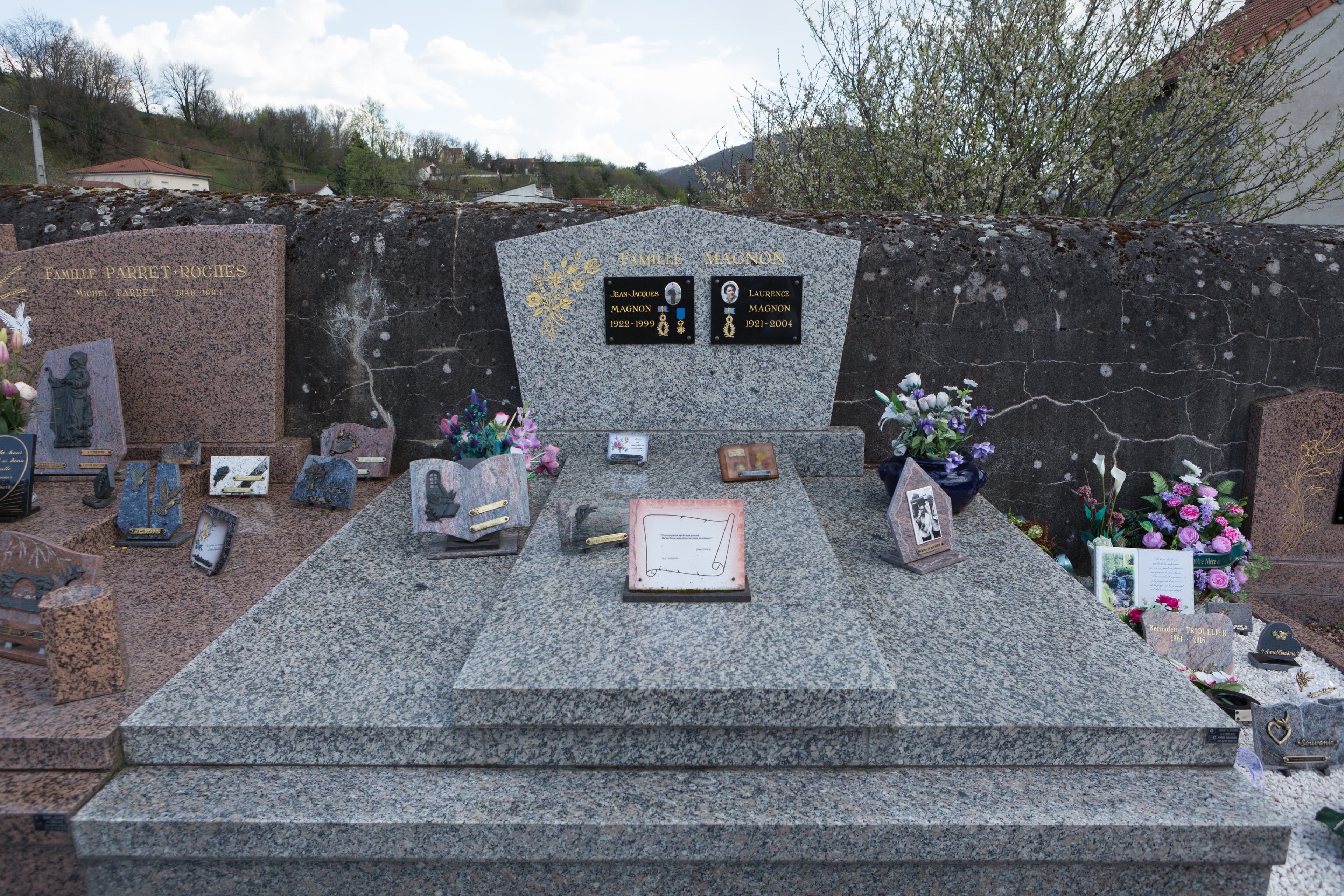Grave of Magnon