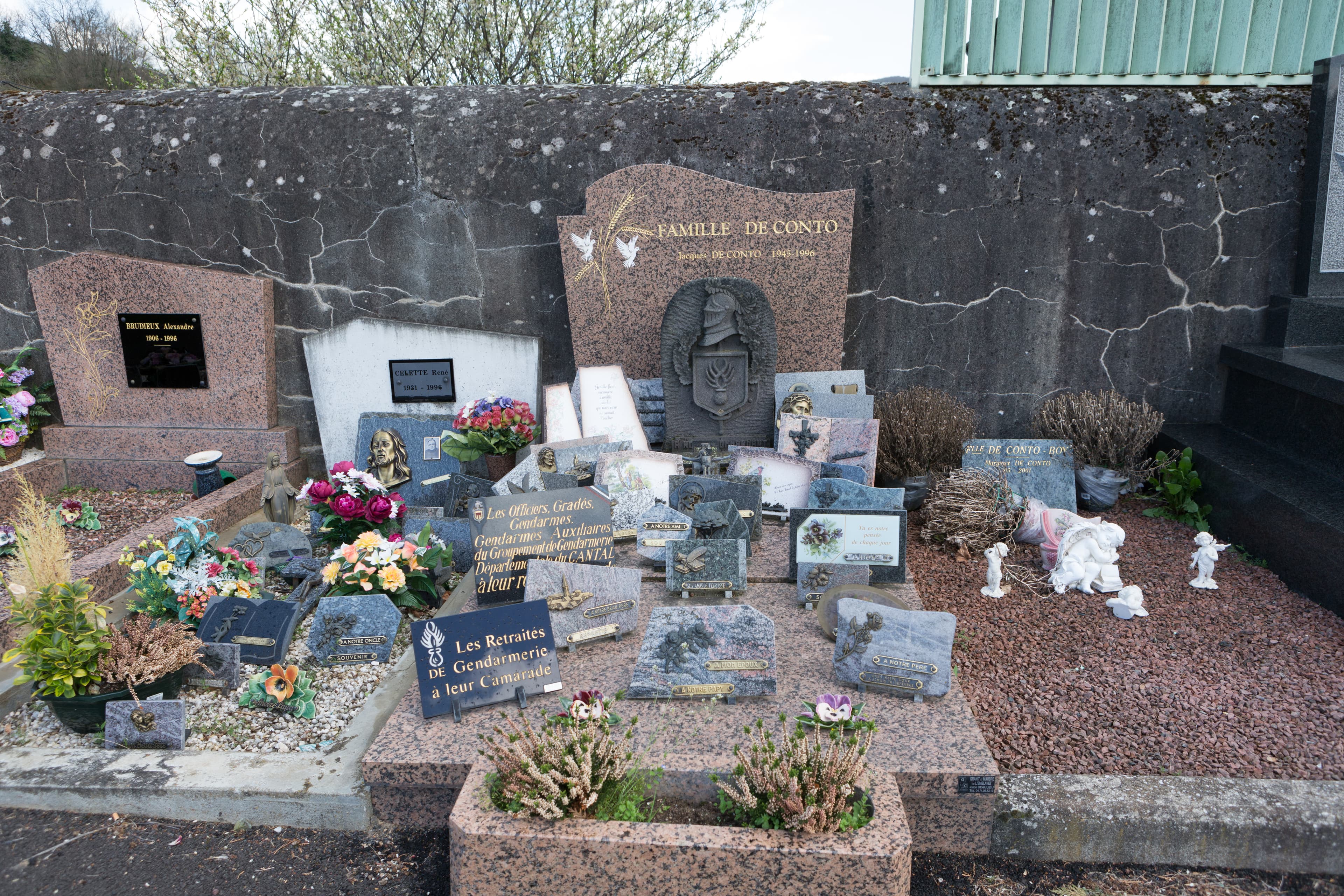 Grave of De Conto