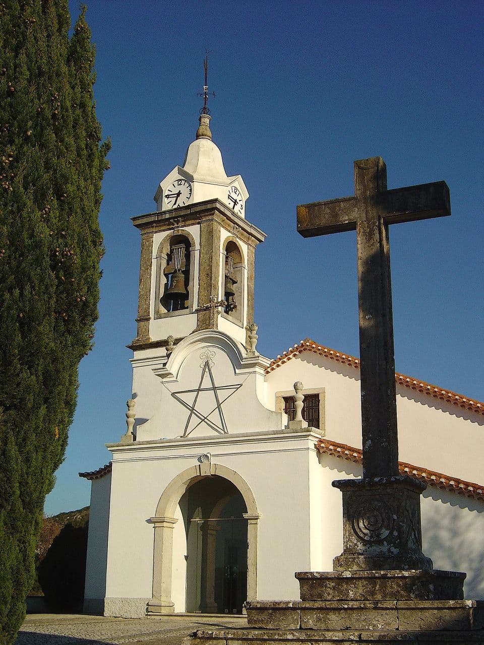 Igreja de São Miguel e cruzeiro do século XVII, no adro da mesma