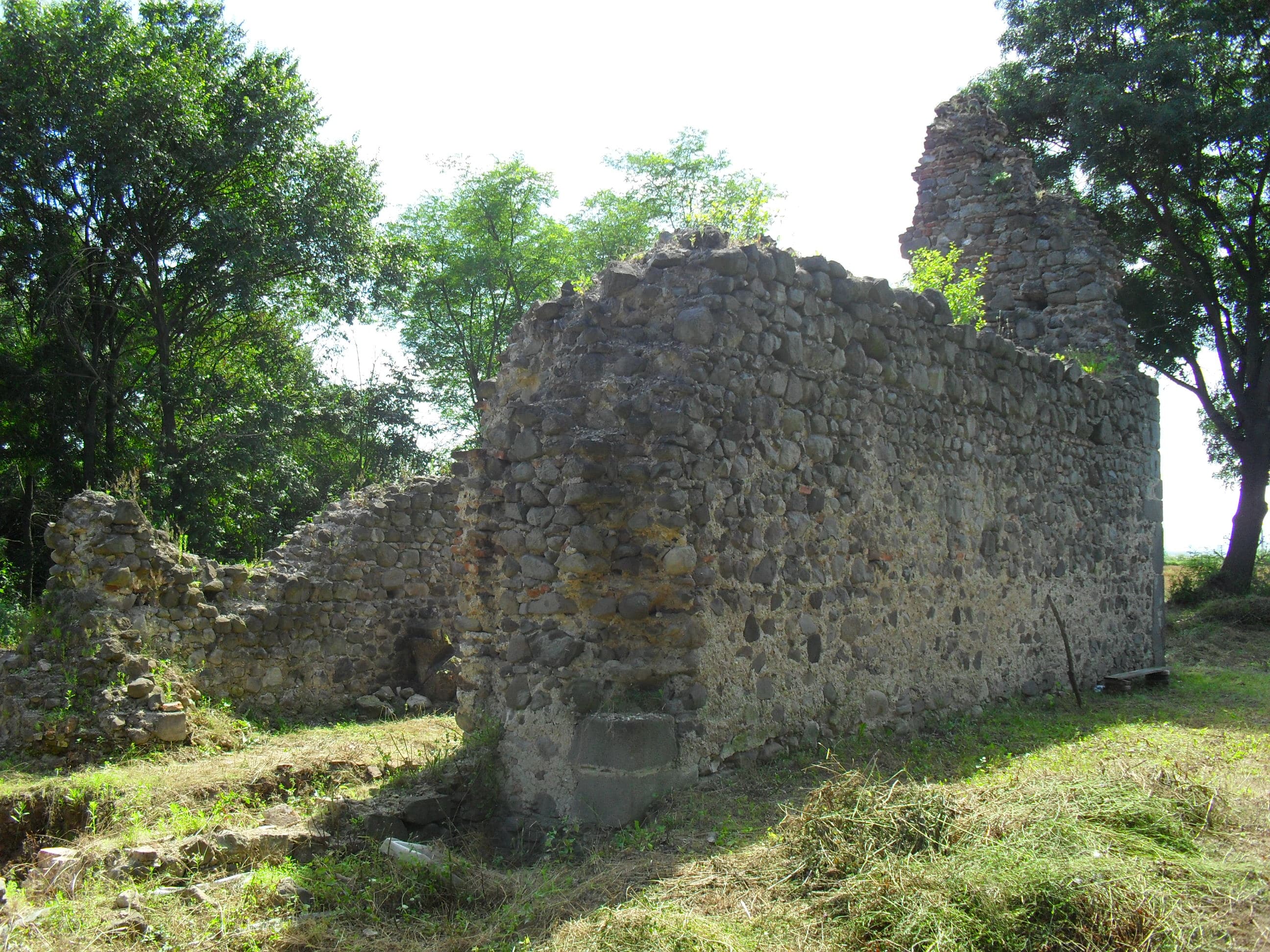 Medieval church ruins in Veľká Čalomija