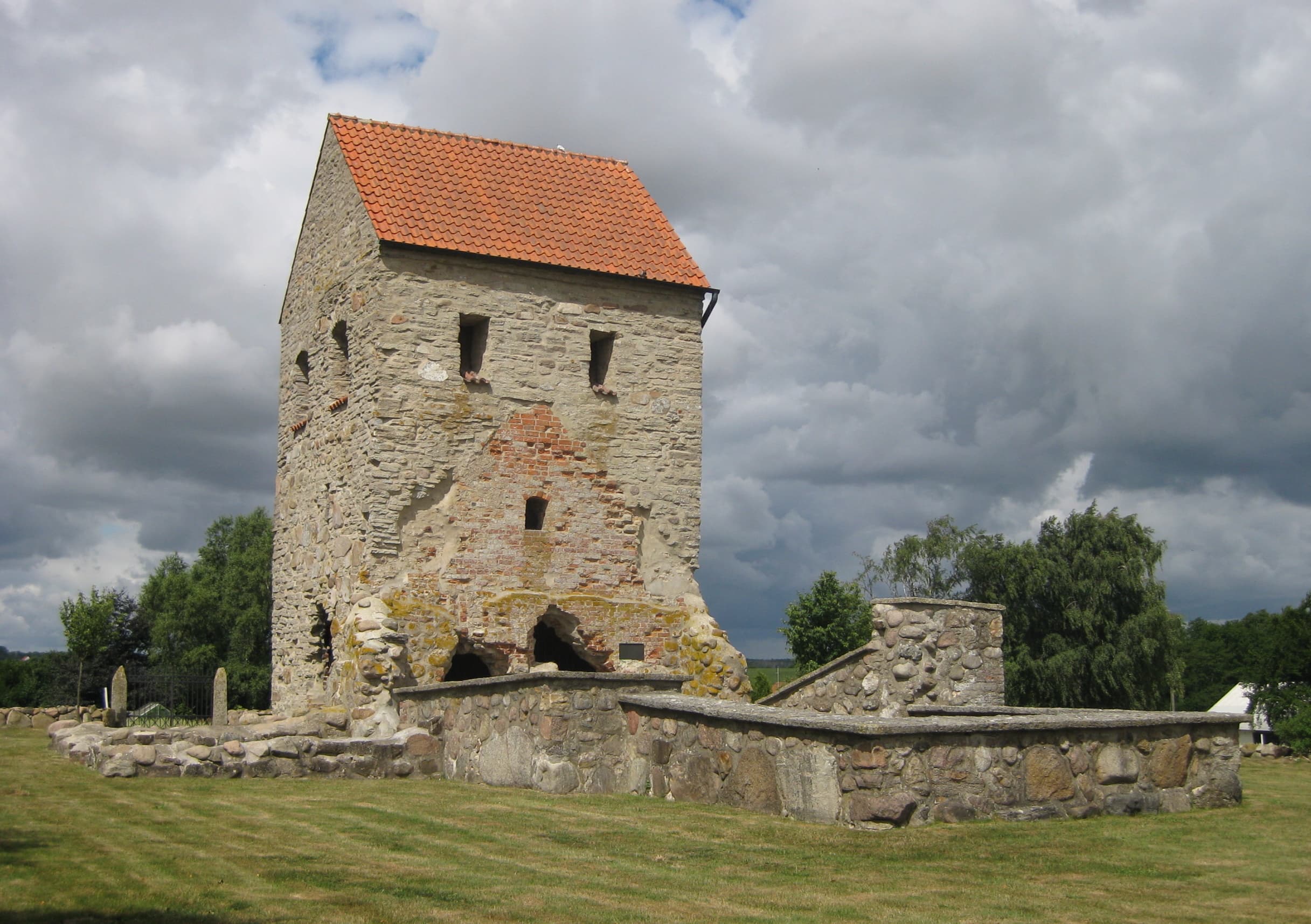 Nedraby kyrkoruin