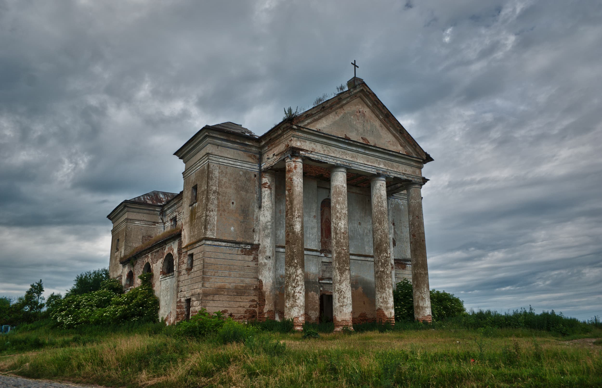 Holy Trinity church, Nevirkiv