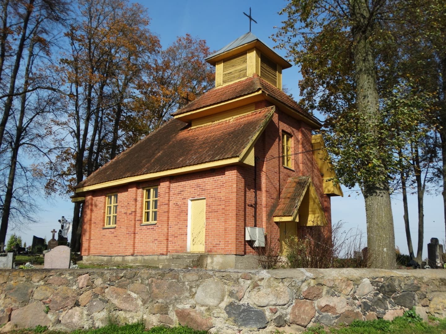 Norušaičiai cemetery chapel
