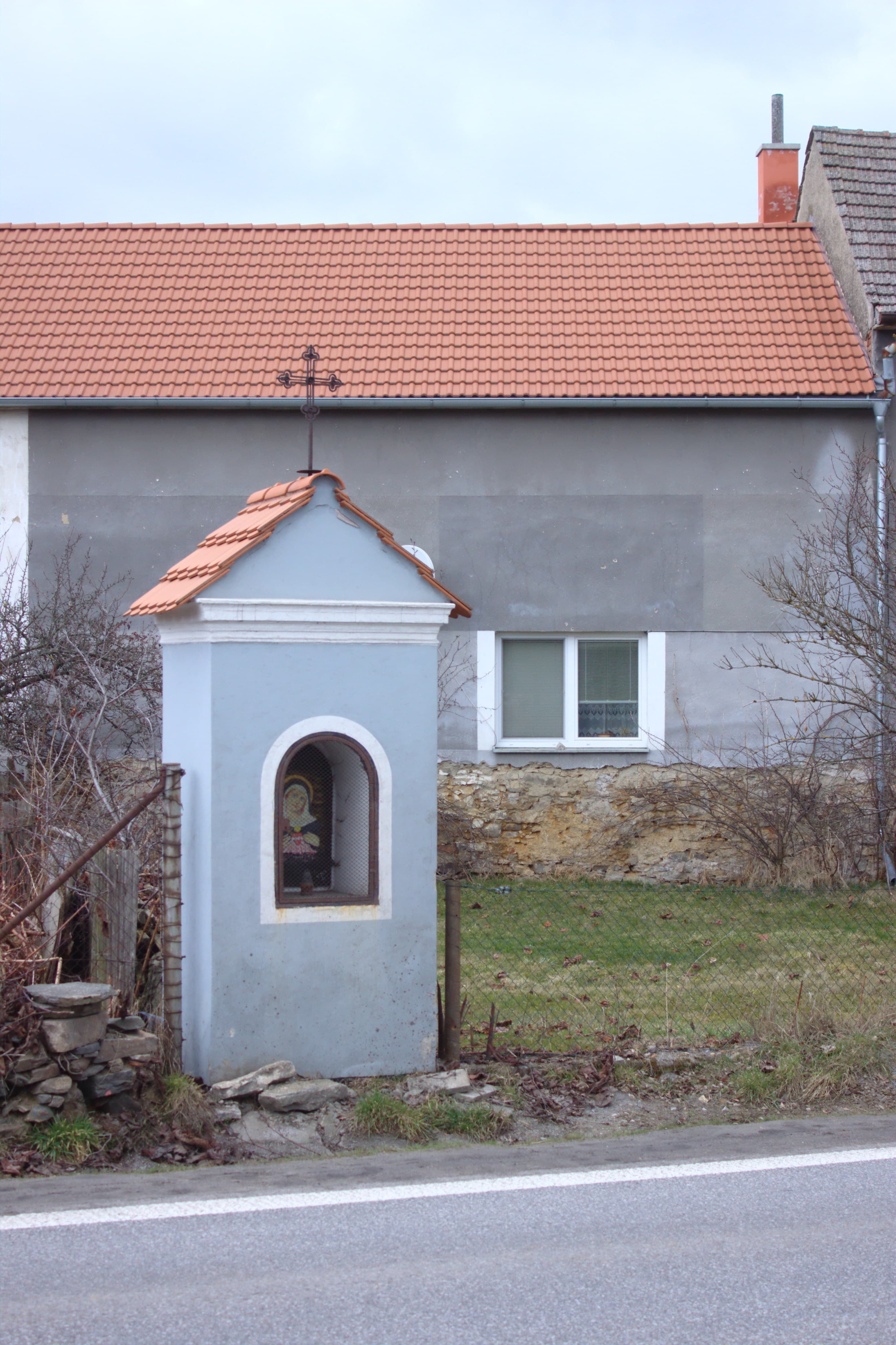 kaplička na jižním okraji vsi