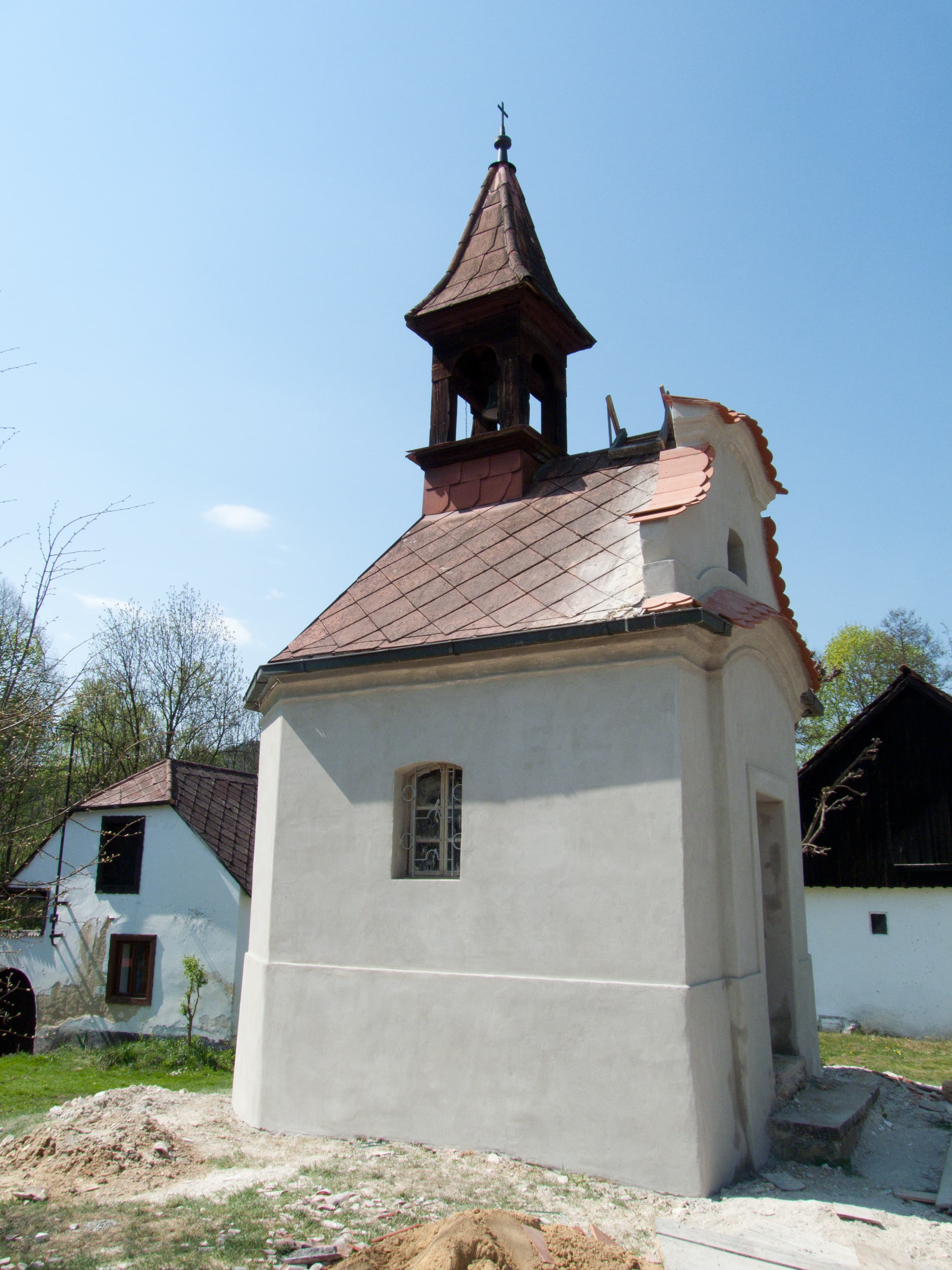 Kaple v Předních Zborovicích na návsi