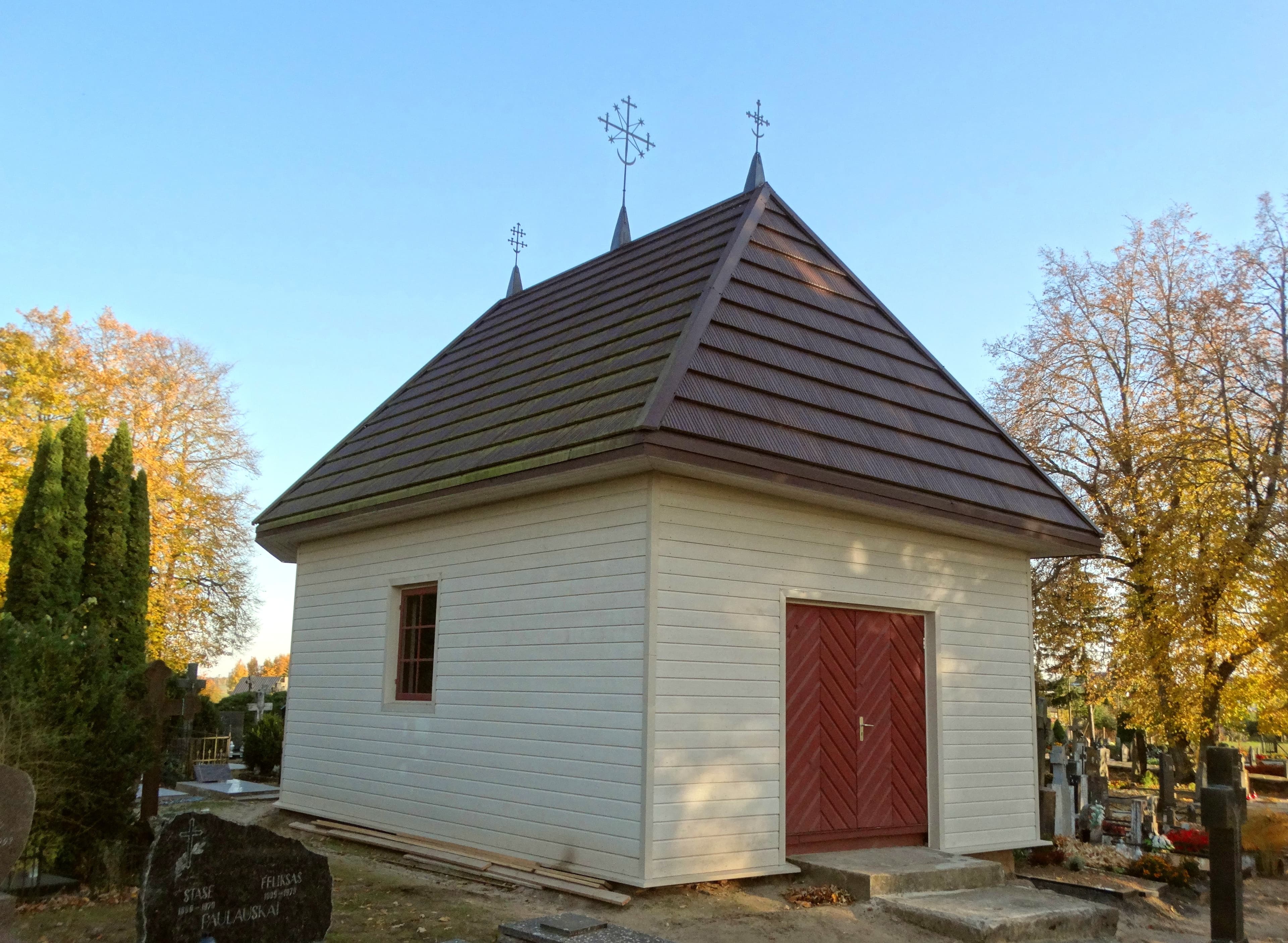 Pikeliai cemetery chapel