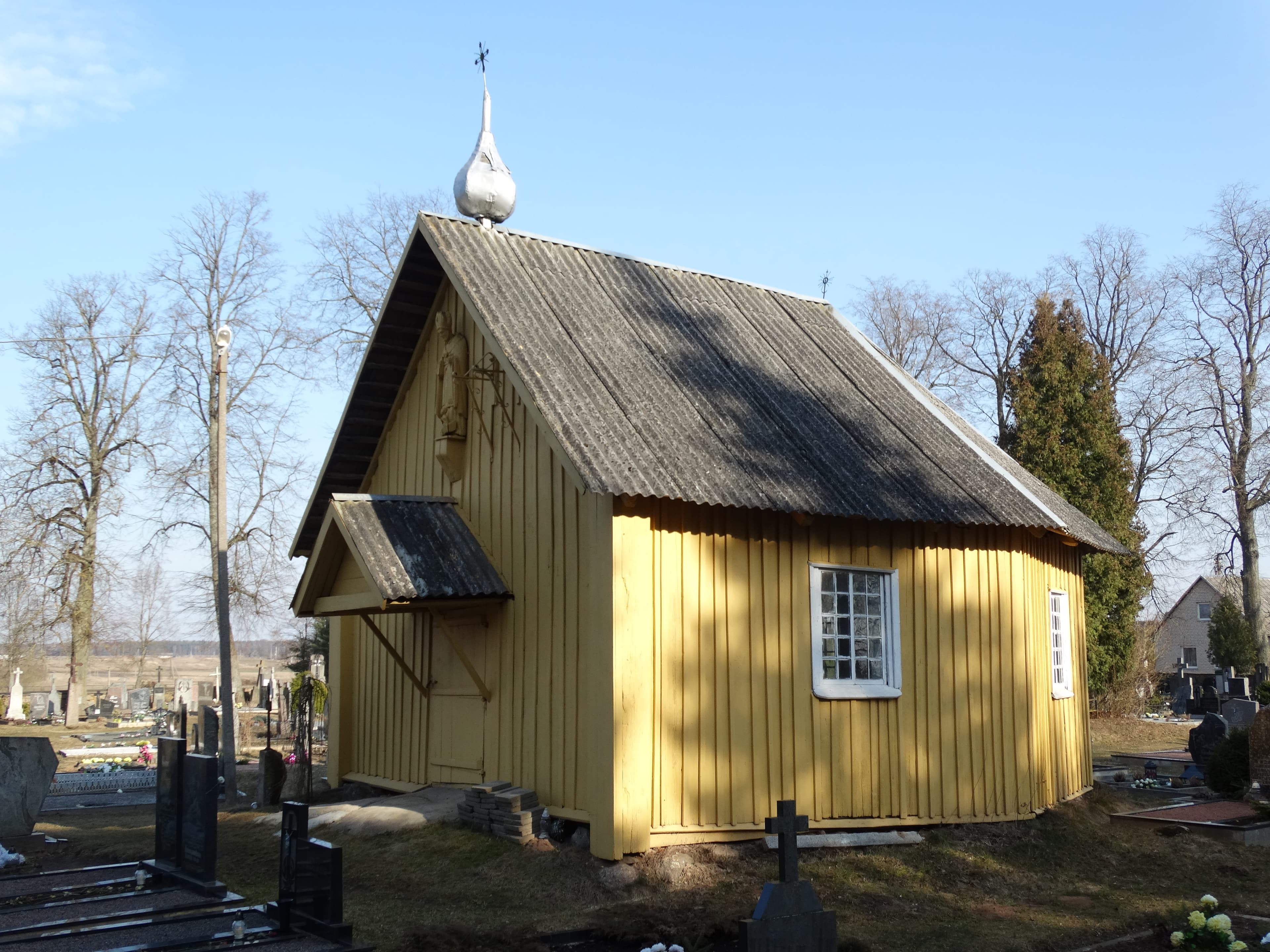 Raguva cemetery chapel