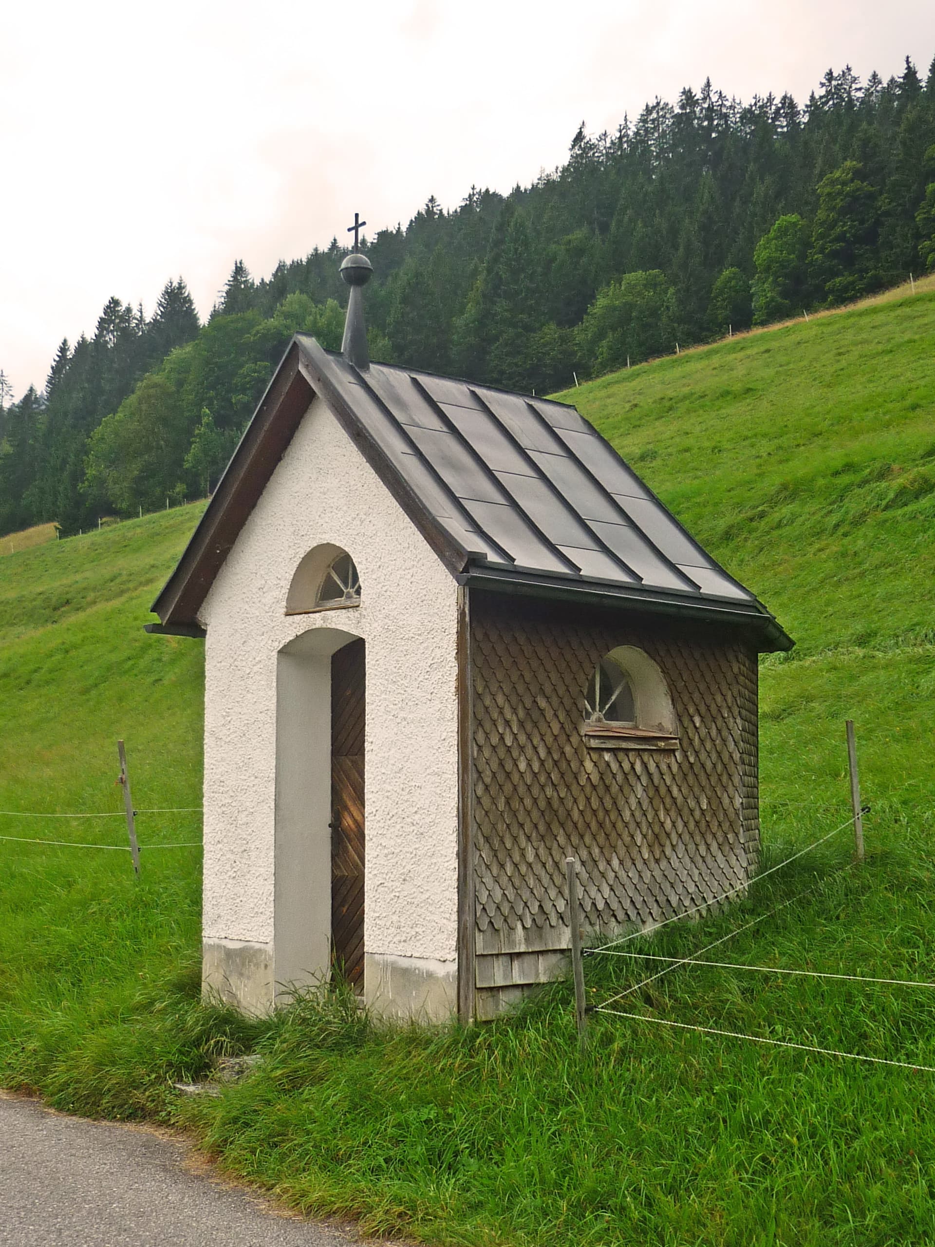 Regenbogenkapelle, Rauth