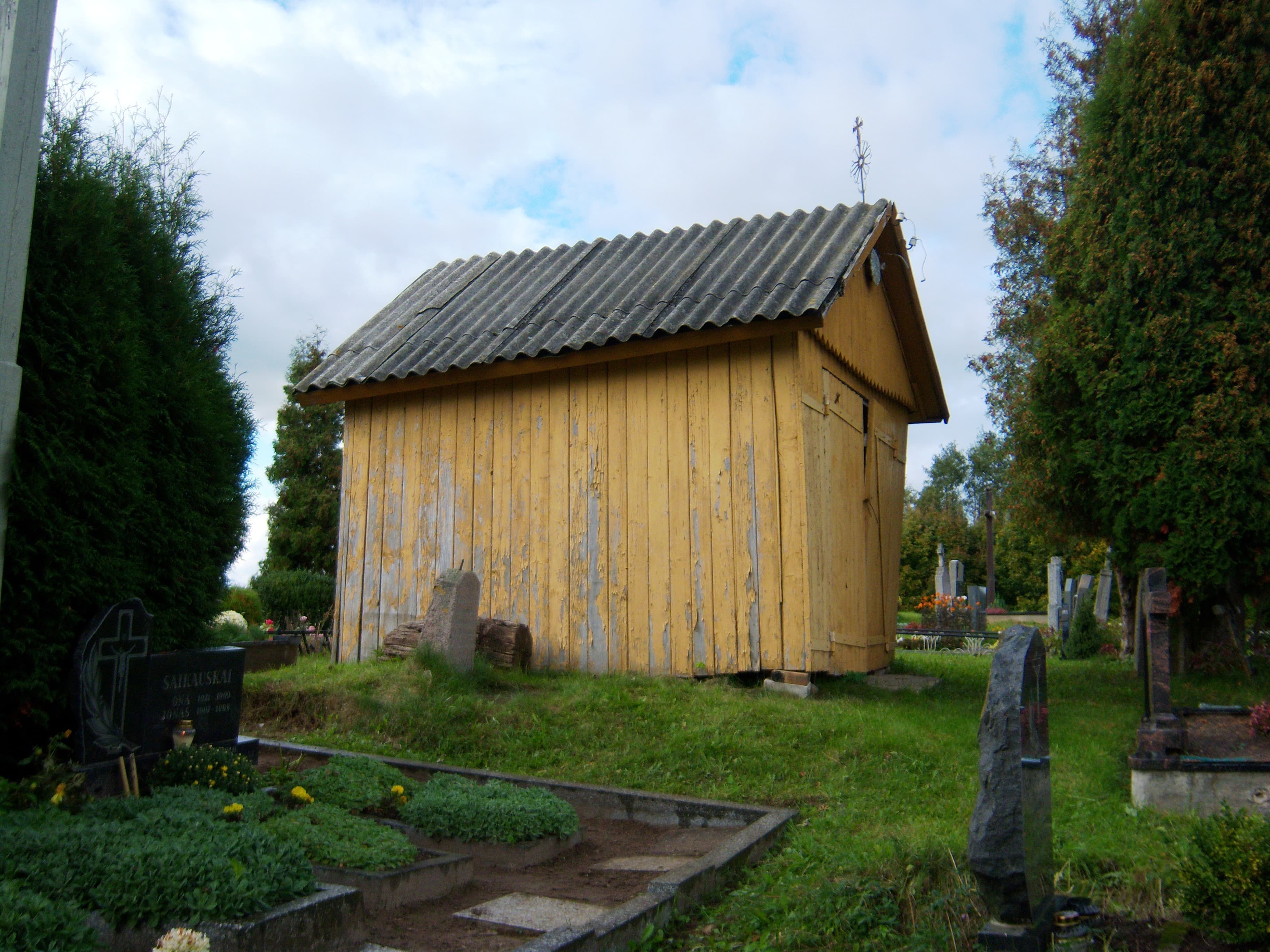 Ringailiai cemetery chapel